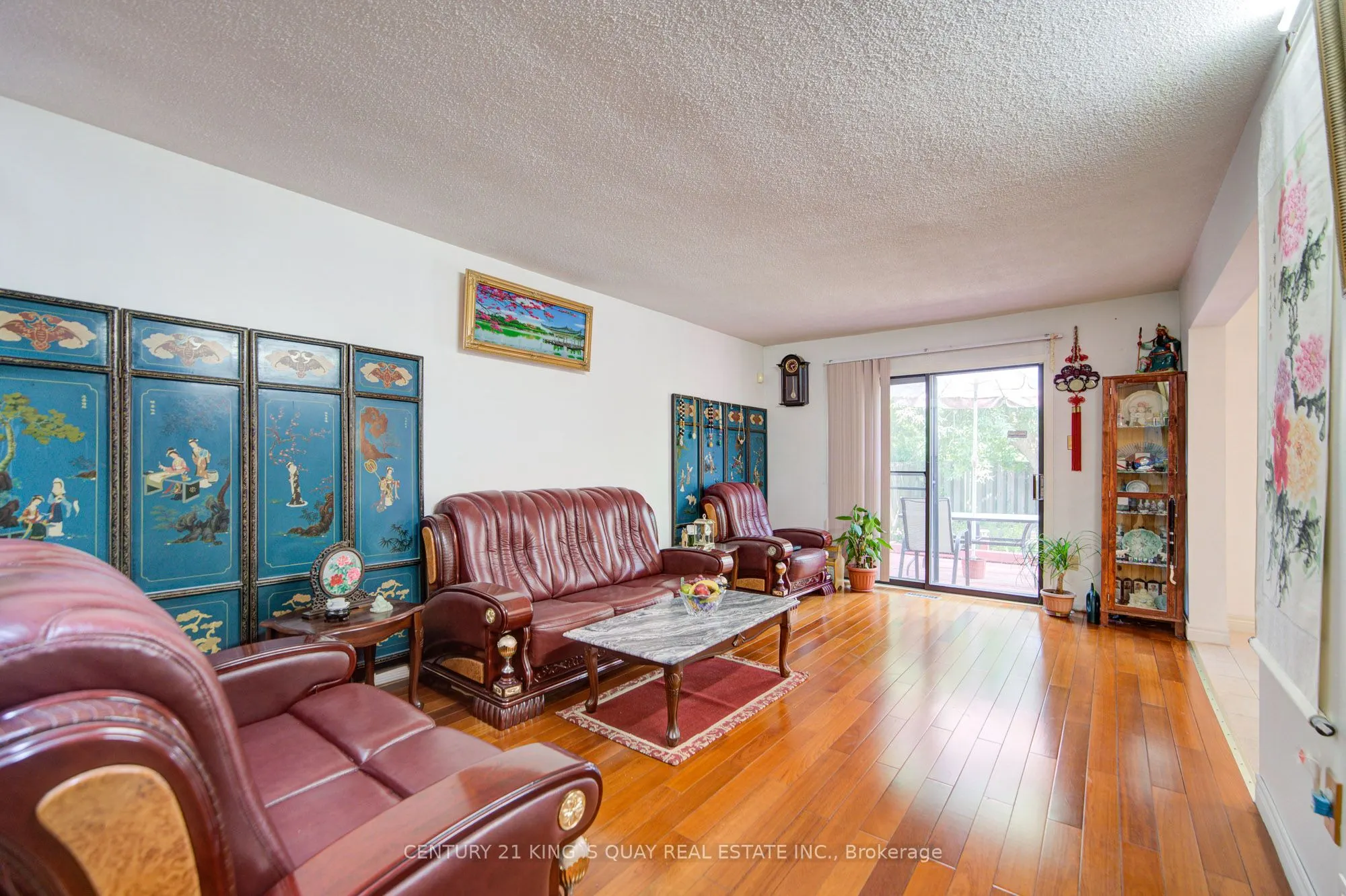 6 Cottsmore Crescent