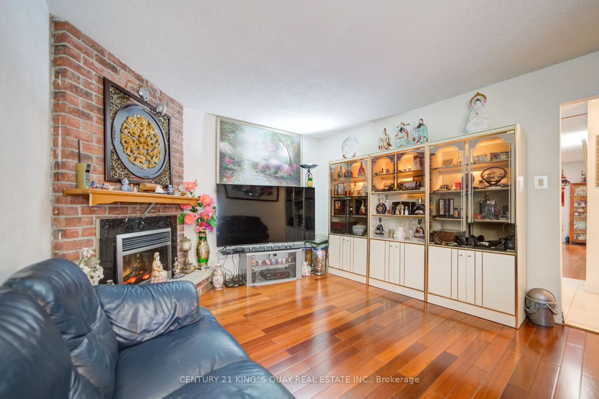 6 Cottsmore Crescent