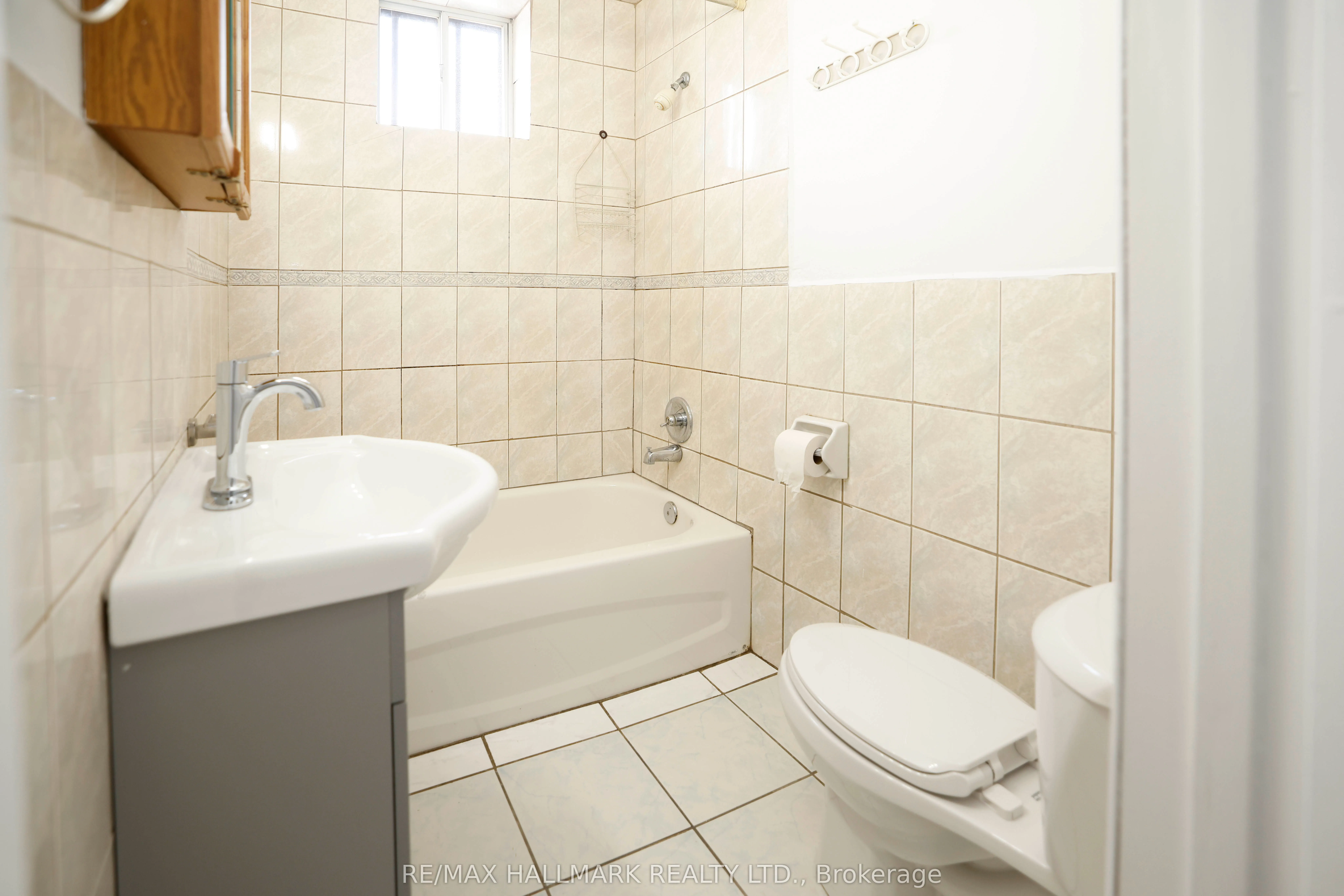 37 Holland Street W, #2