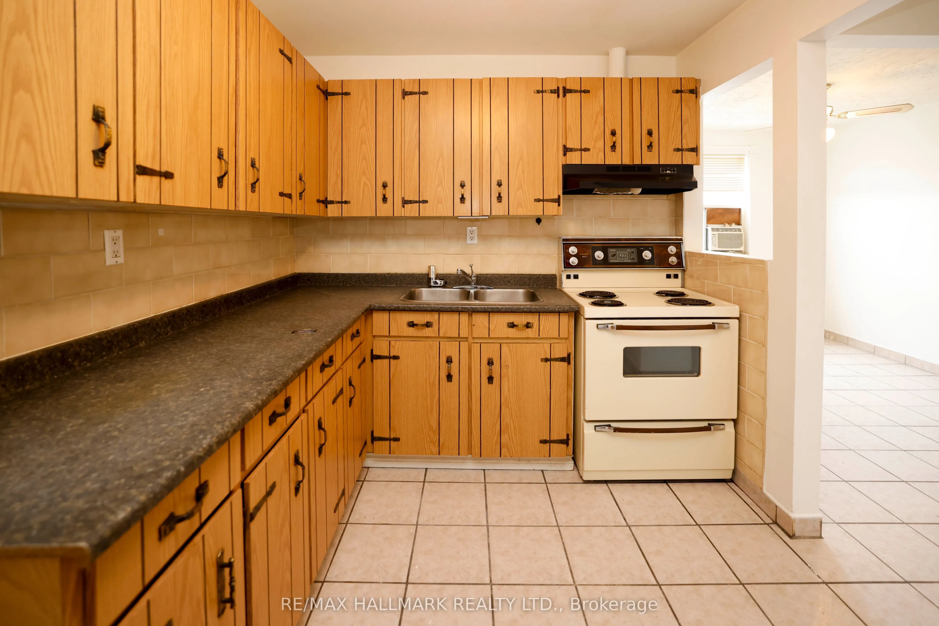 37 Holland Street W, #3