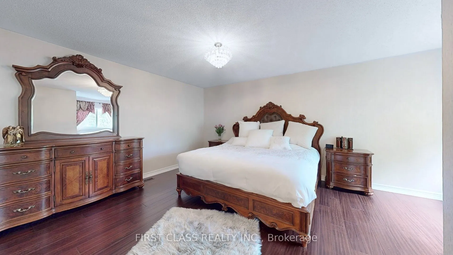 35 Valemount Way S
