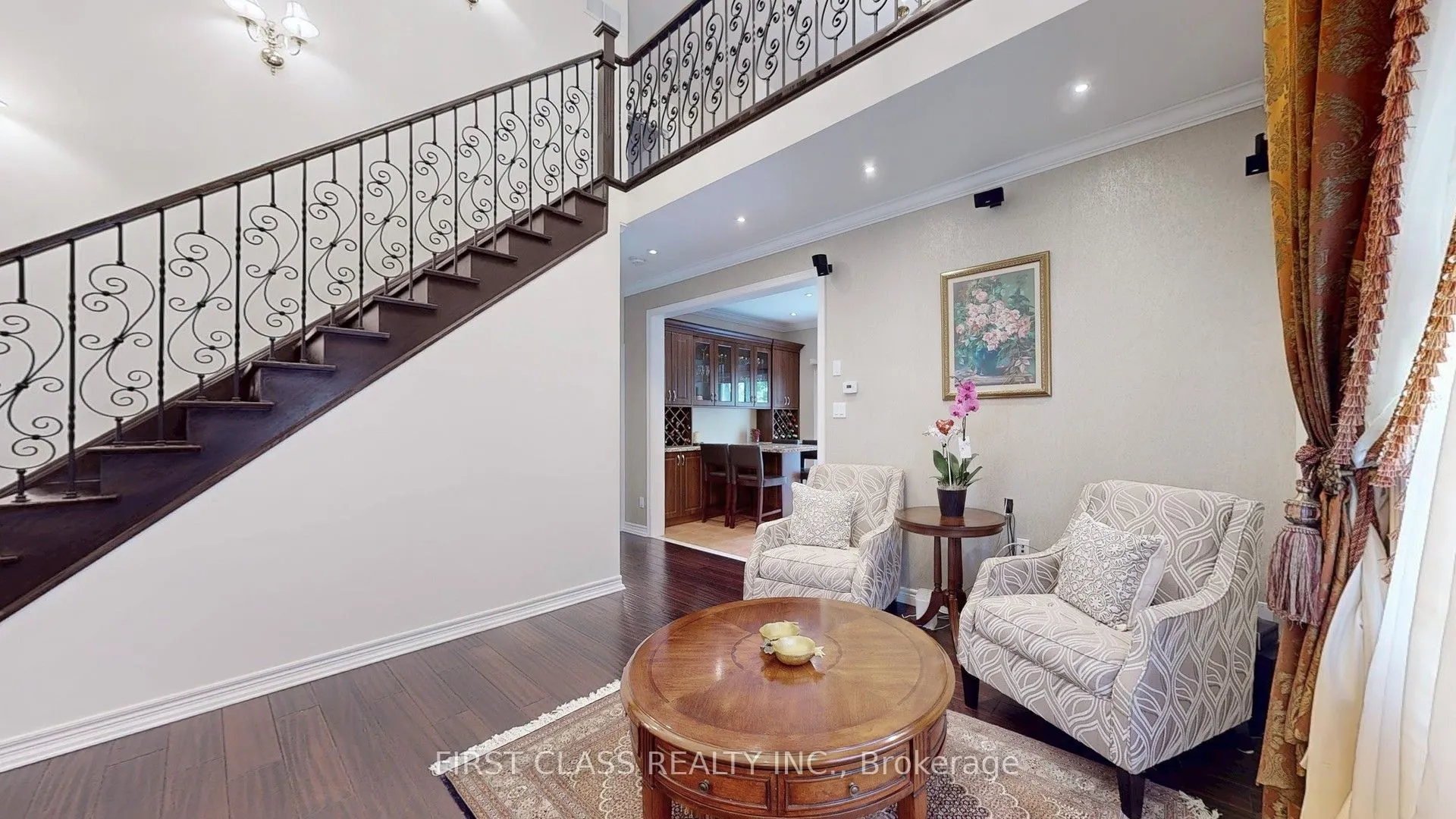 35 Valemount Way S