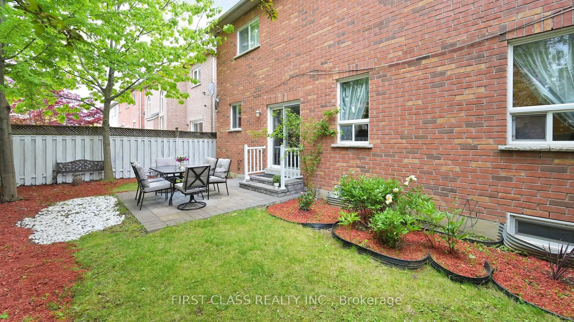 35 Valemount Way S