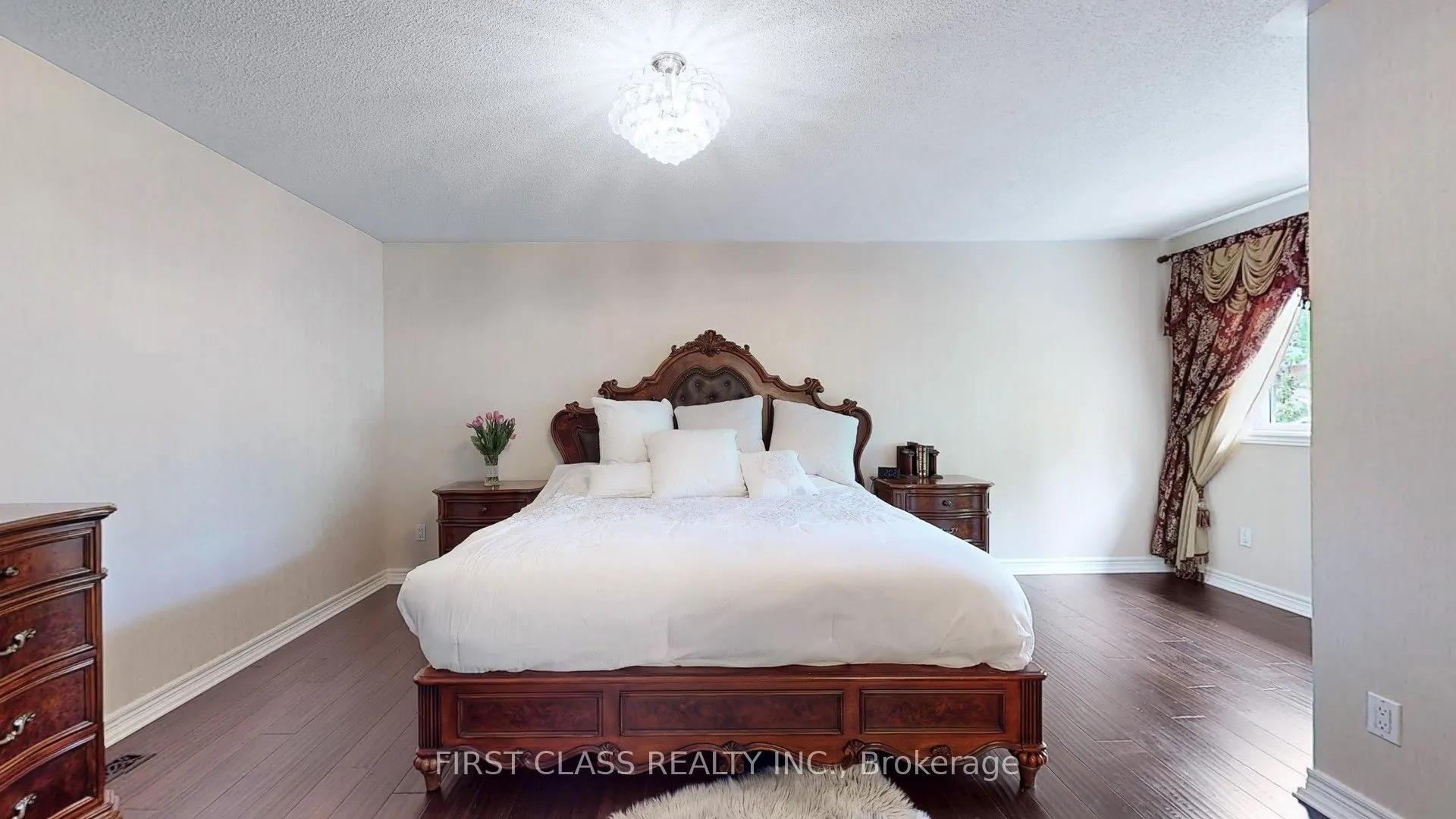 35 Valemount Way S