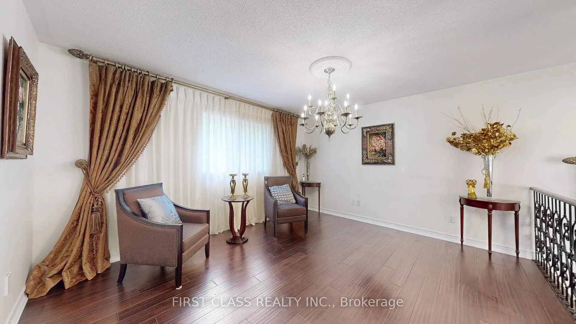 35 Valemount Way S