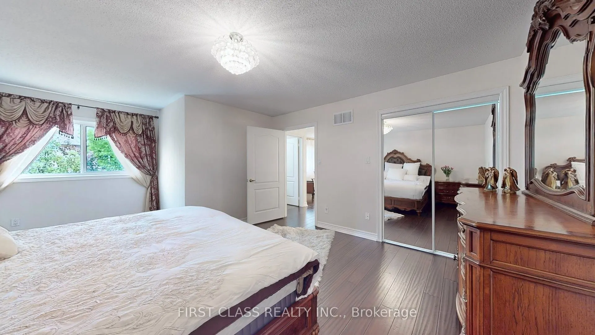 35 Valemount Way S