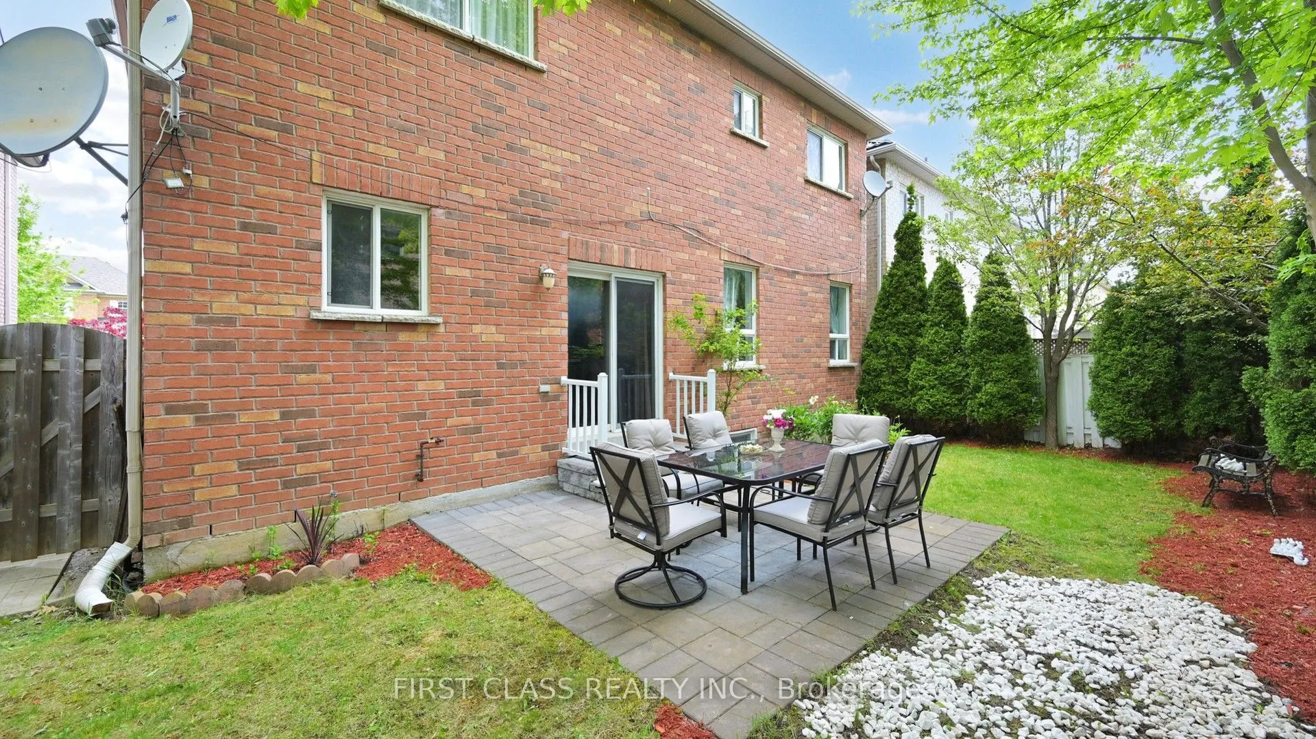 35 Valemount Way S