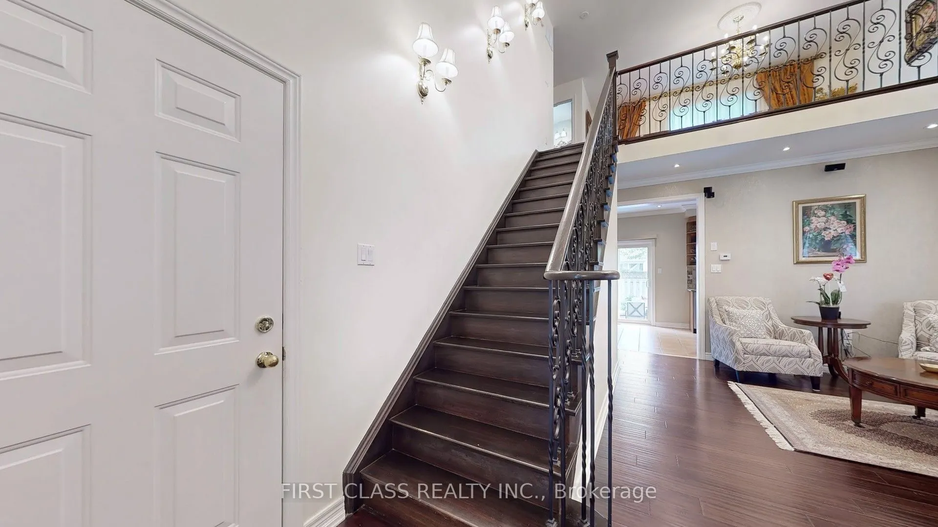 35 Valemount Way S