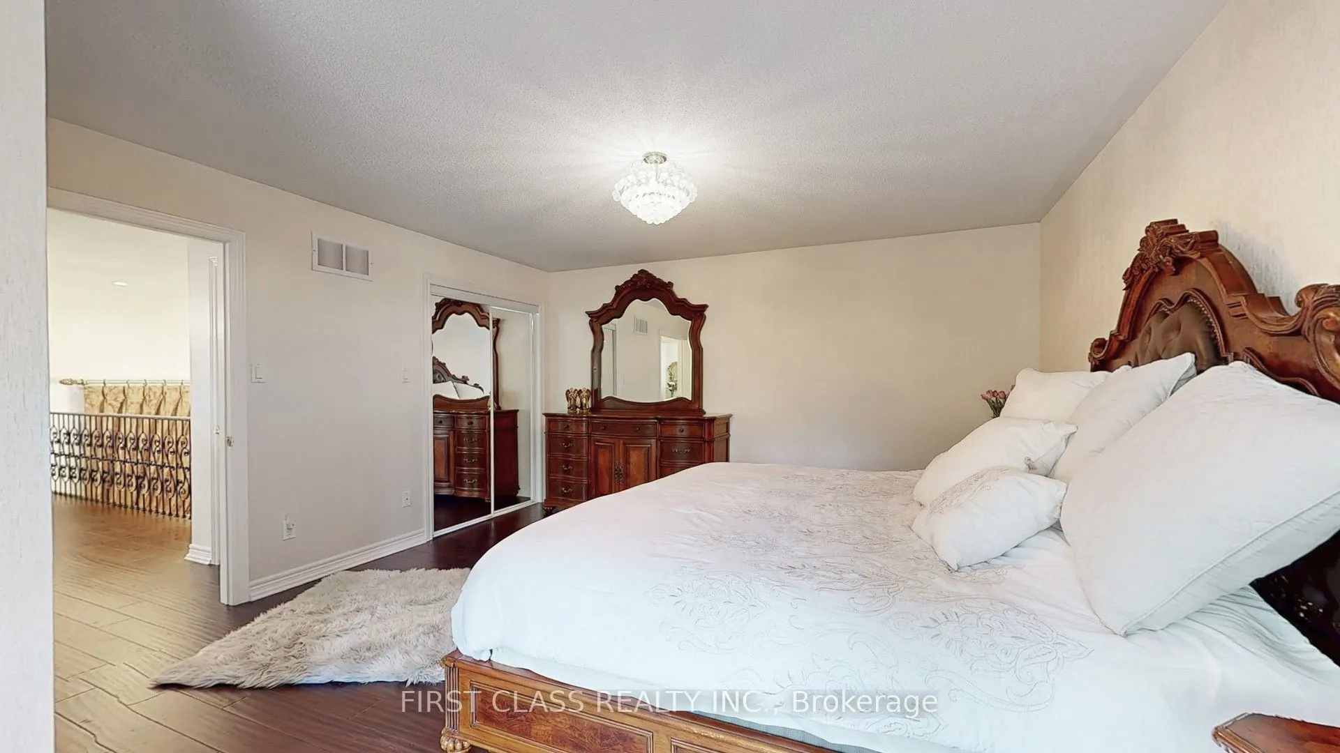 35 Valemount Way S