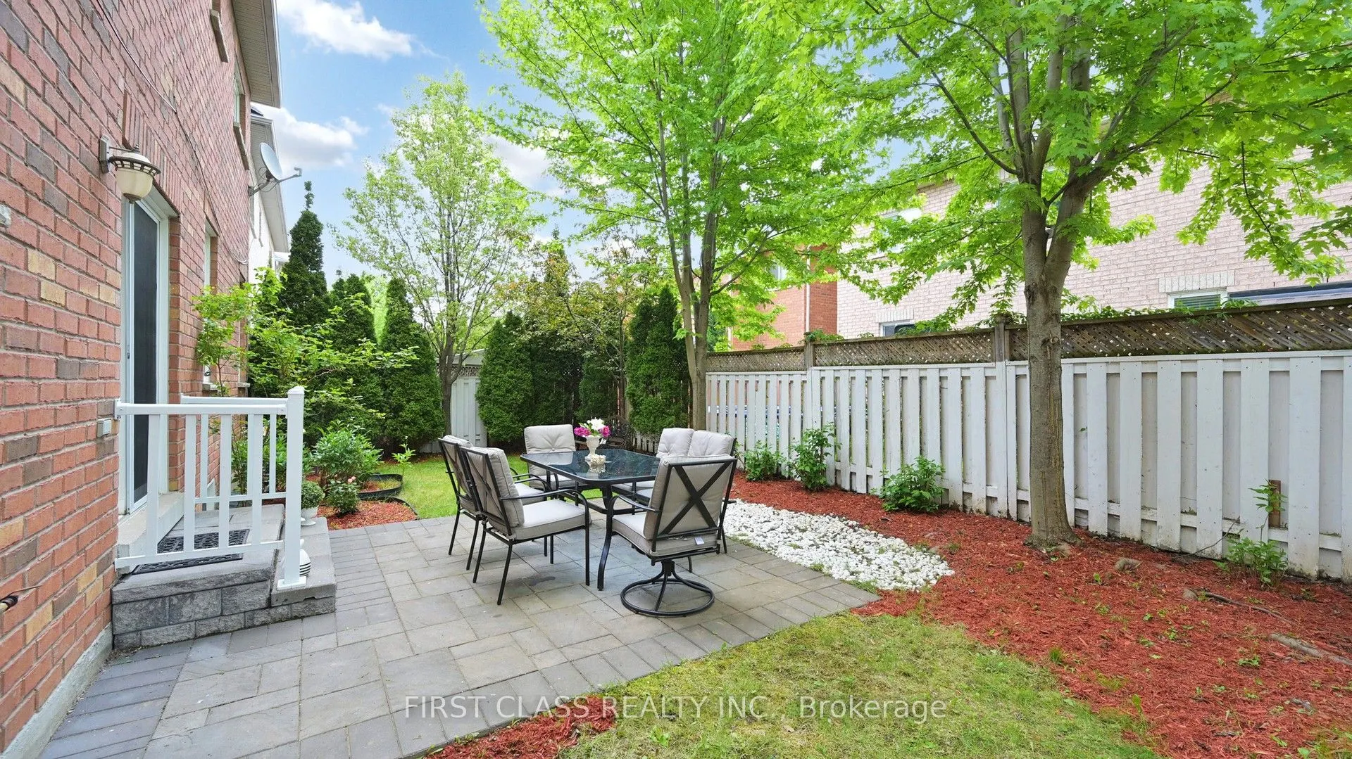 35 Valemount Way S