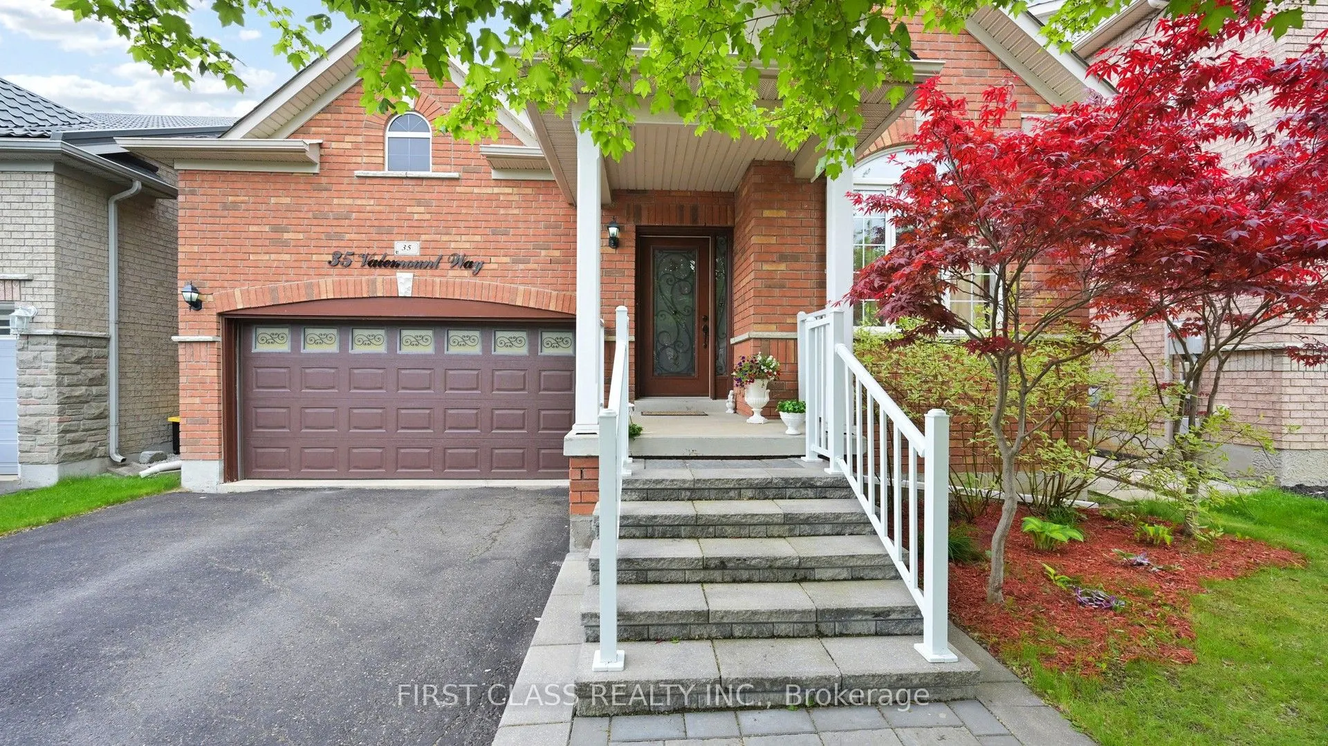 35 Valemount Way S
