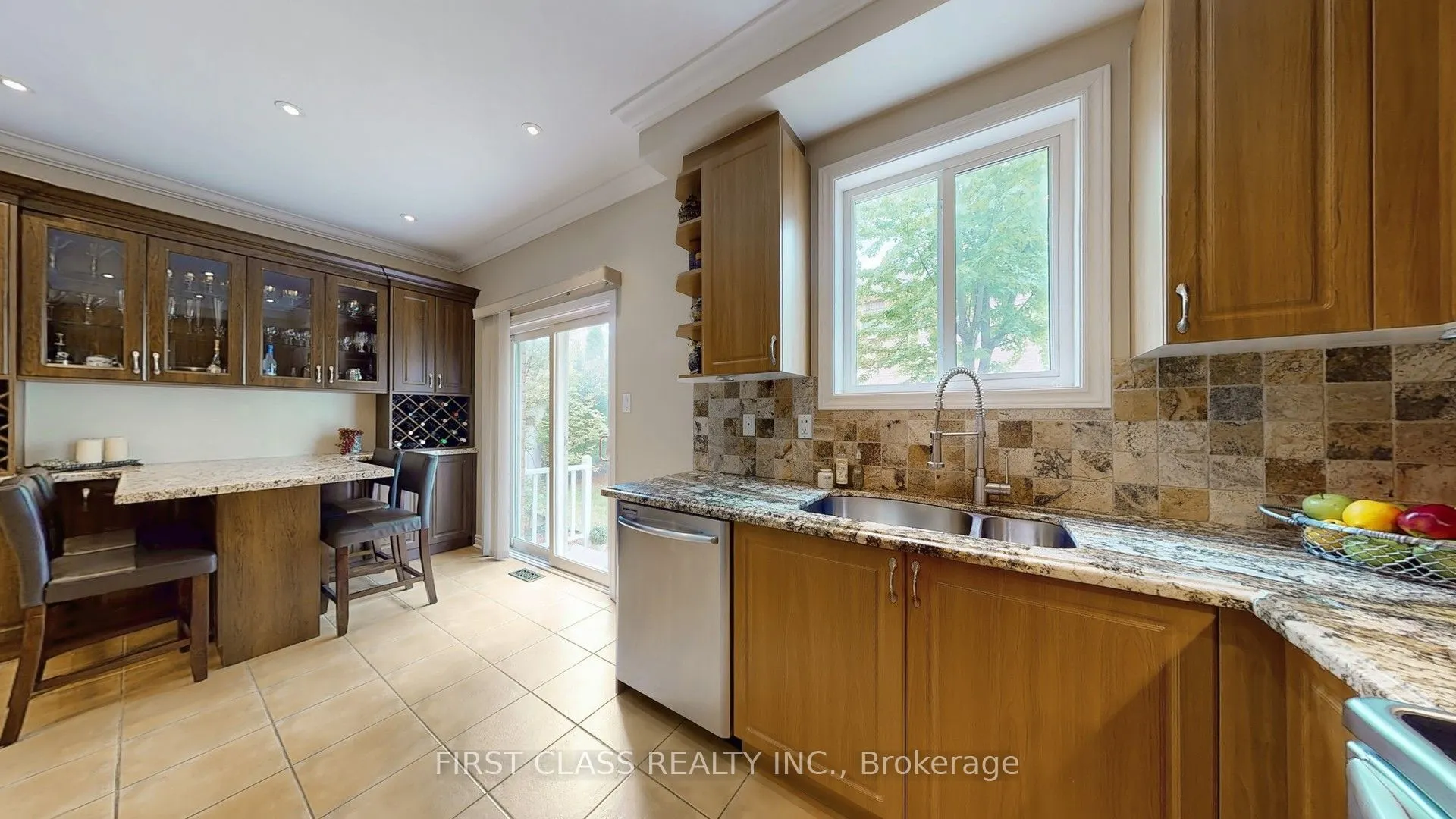 35 Valemount Way S