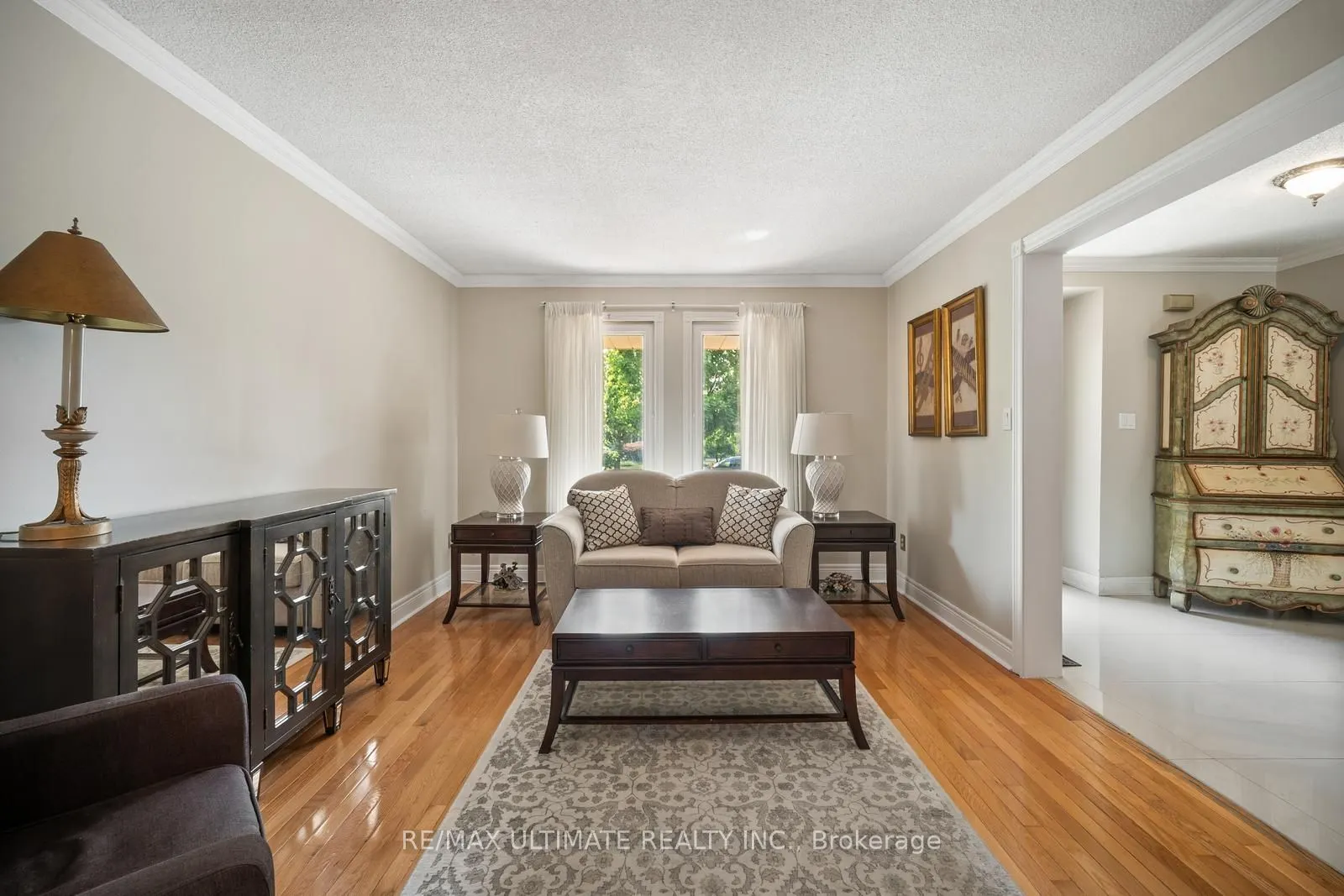 210 Ridgefield Crescent