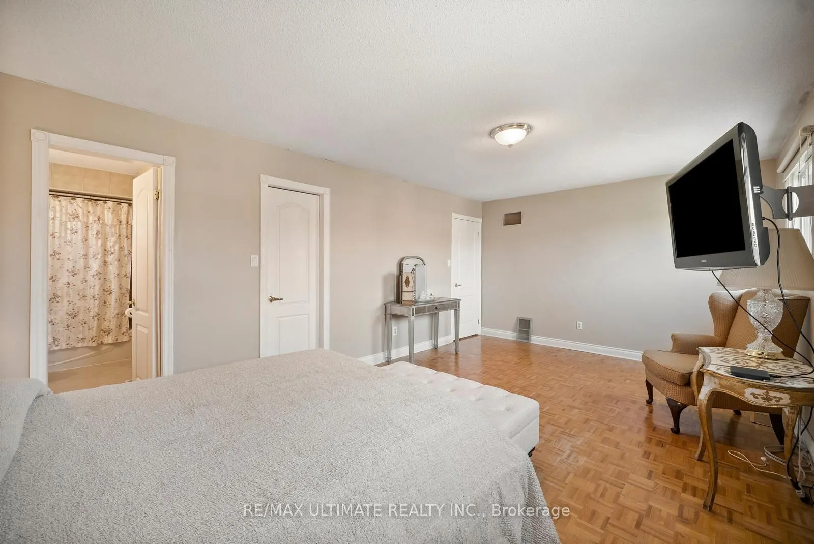 210 Ridgefield Crescent