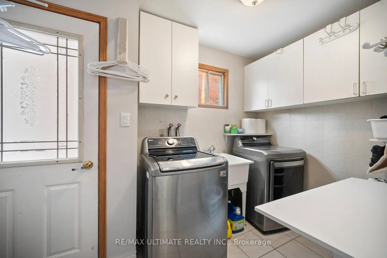 210 Ridgefield Crescent