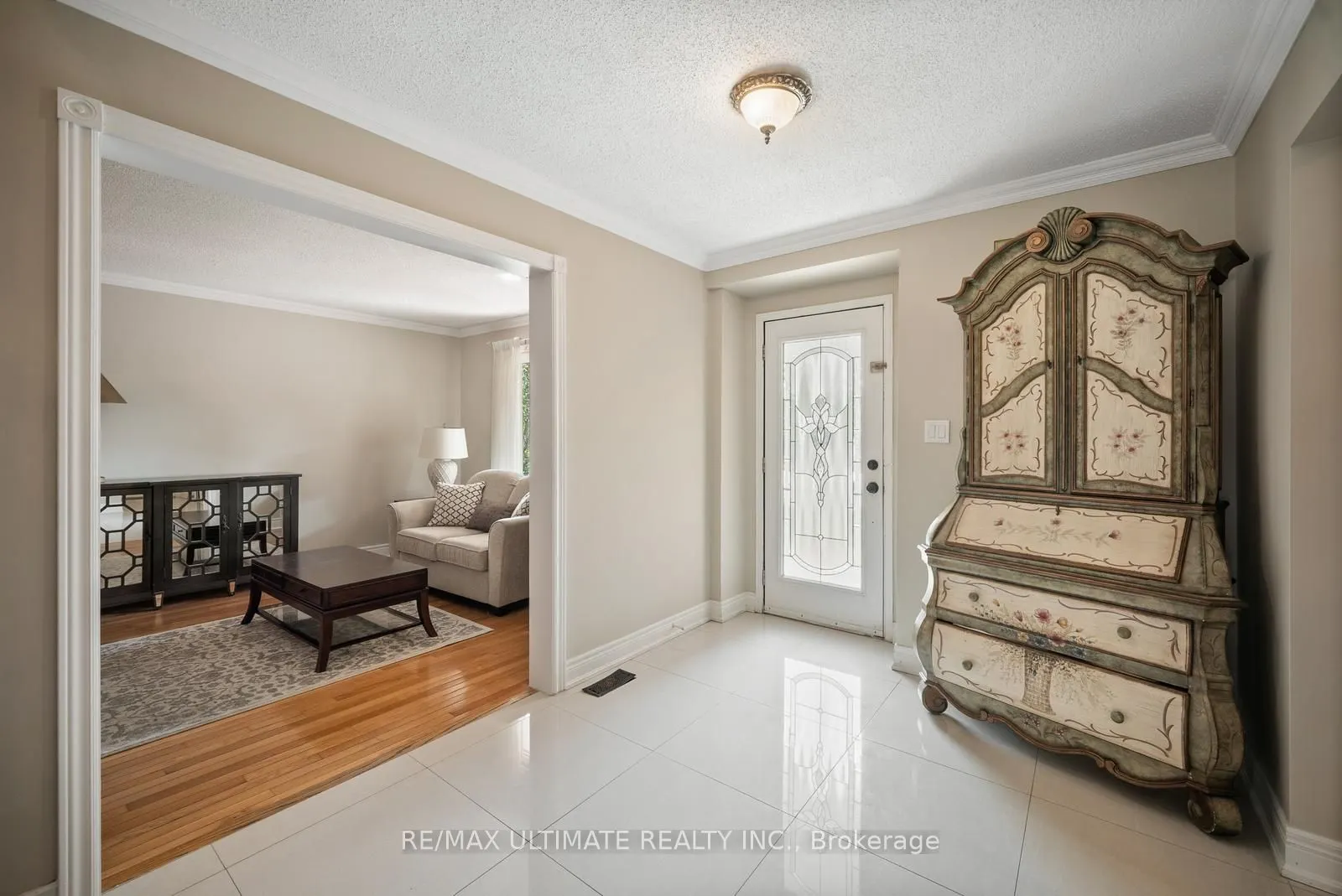210 Ridgefield Crescent