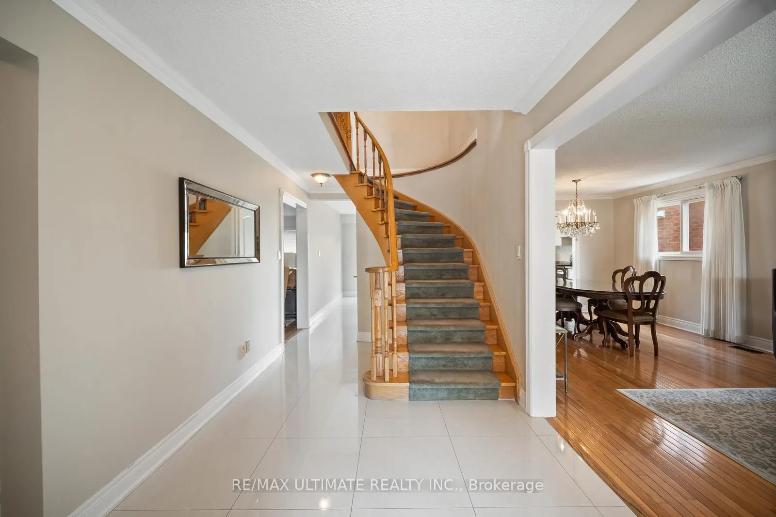 210 Ridgefield Crescent