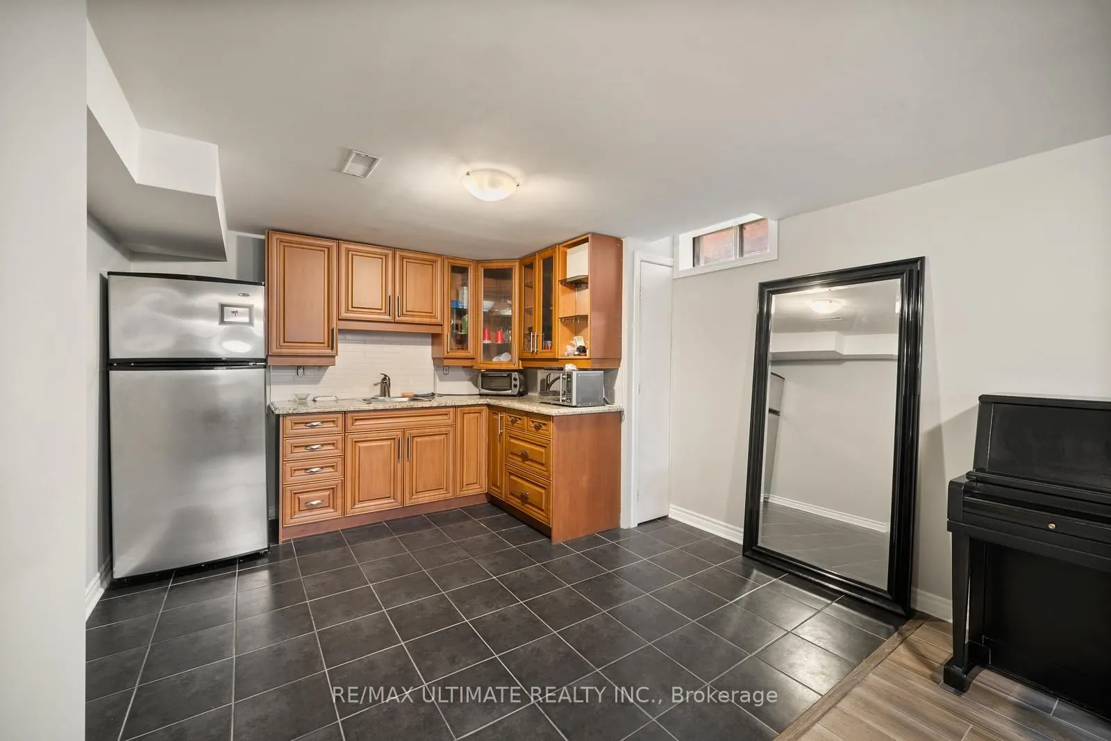 210 Ridgefield Crescent