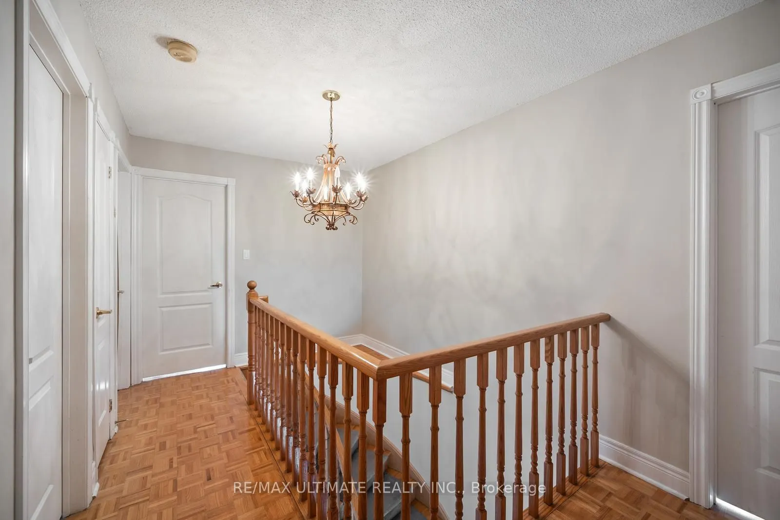 210 Ridgefield Crescent