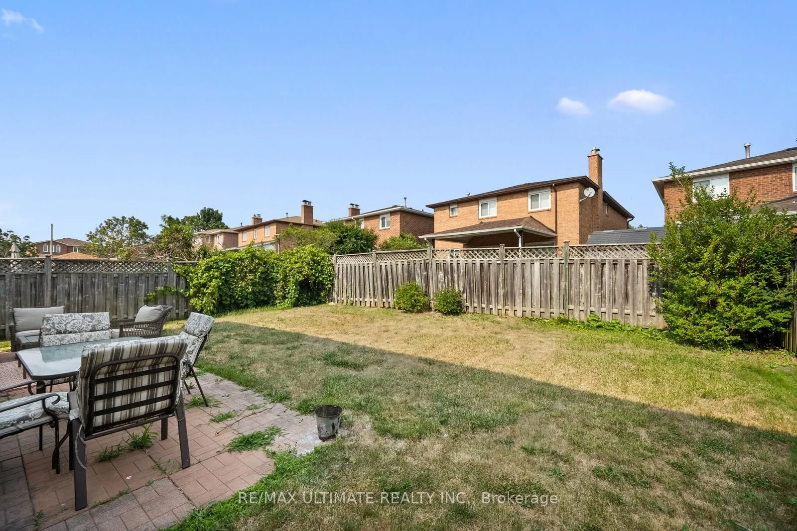210 Ridgefield Crescent
