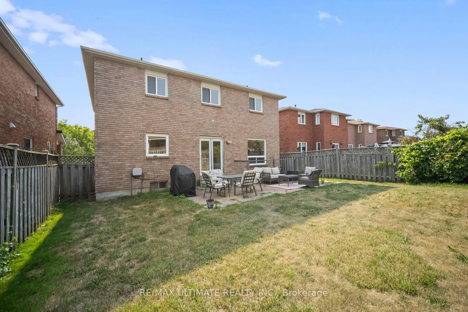210 Ridgefield Crescent