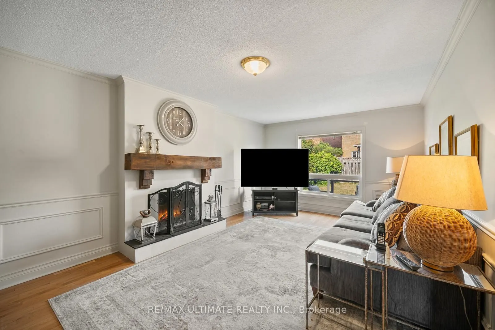 210 Ridgefield Crescent
