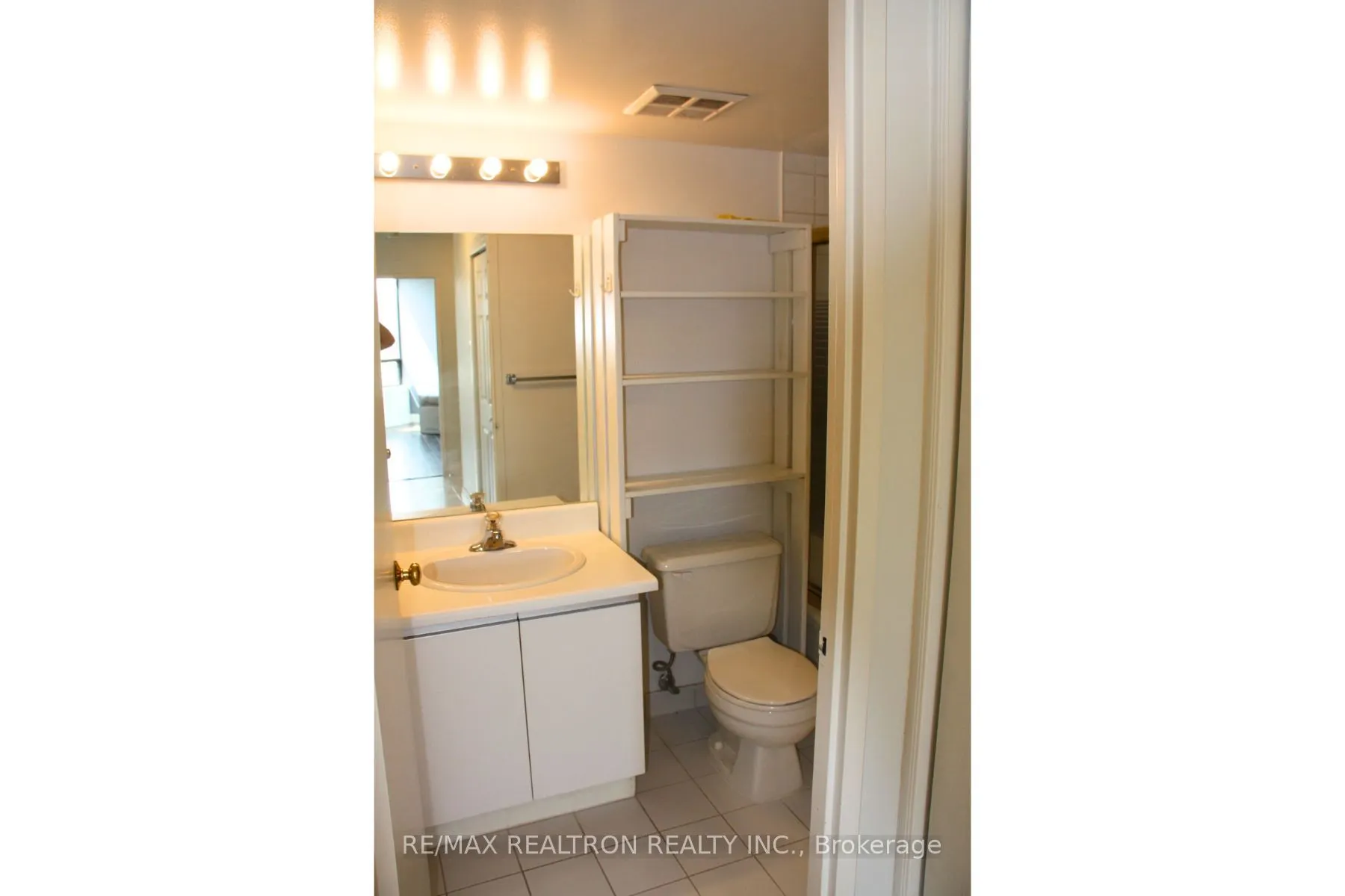 7420 Bathurst Street, #207