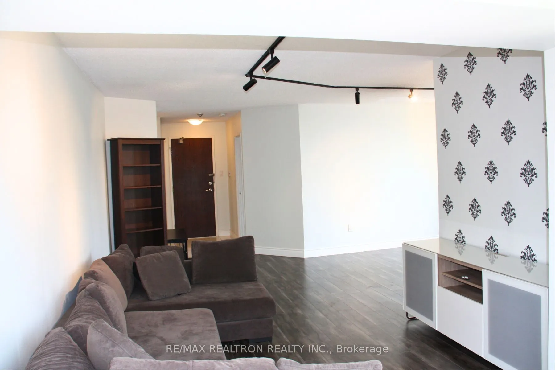7420 Bathurst Street, #207