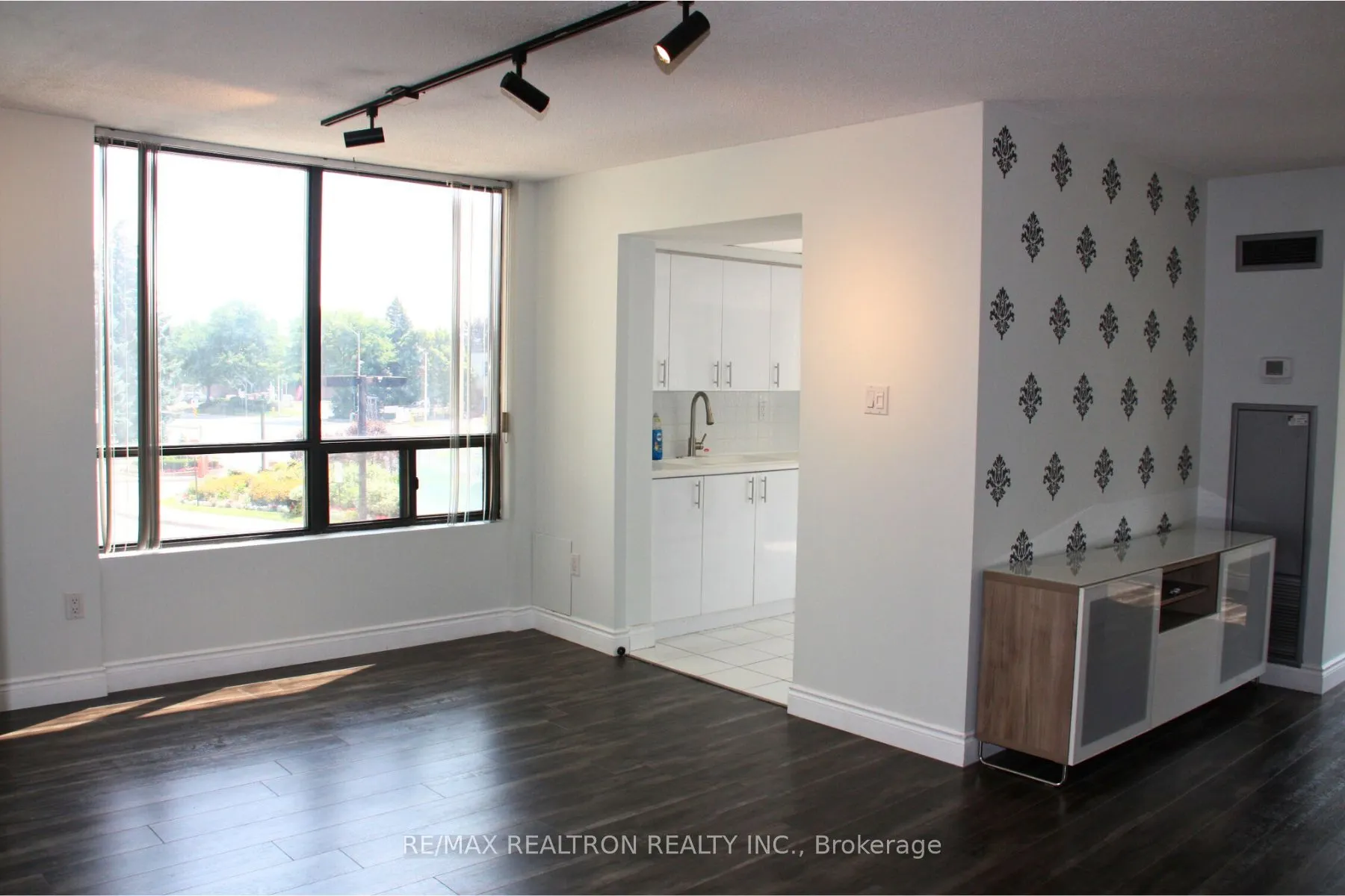 7420 Bathurst Street, #207