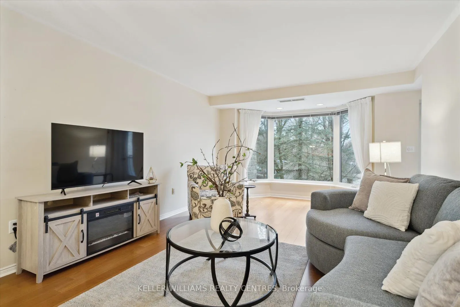 85 Wellington Street W, #203