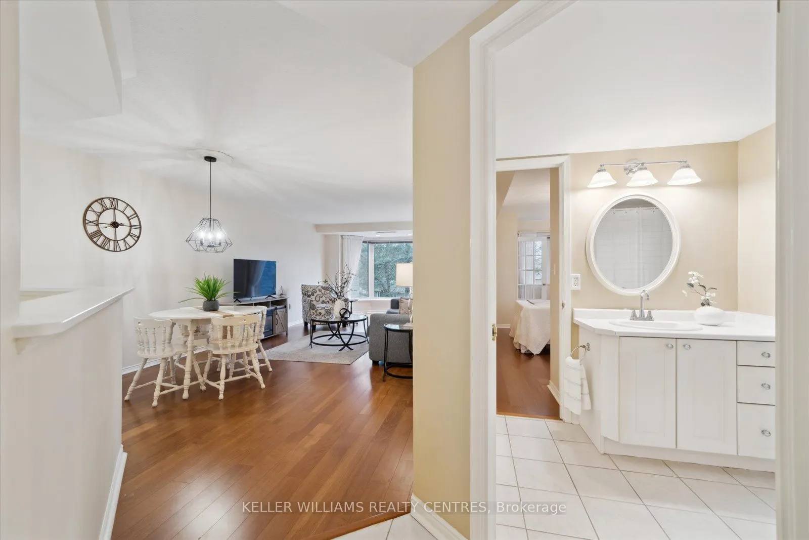 85 Wellington Street W, #203