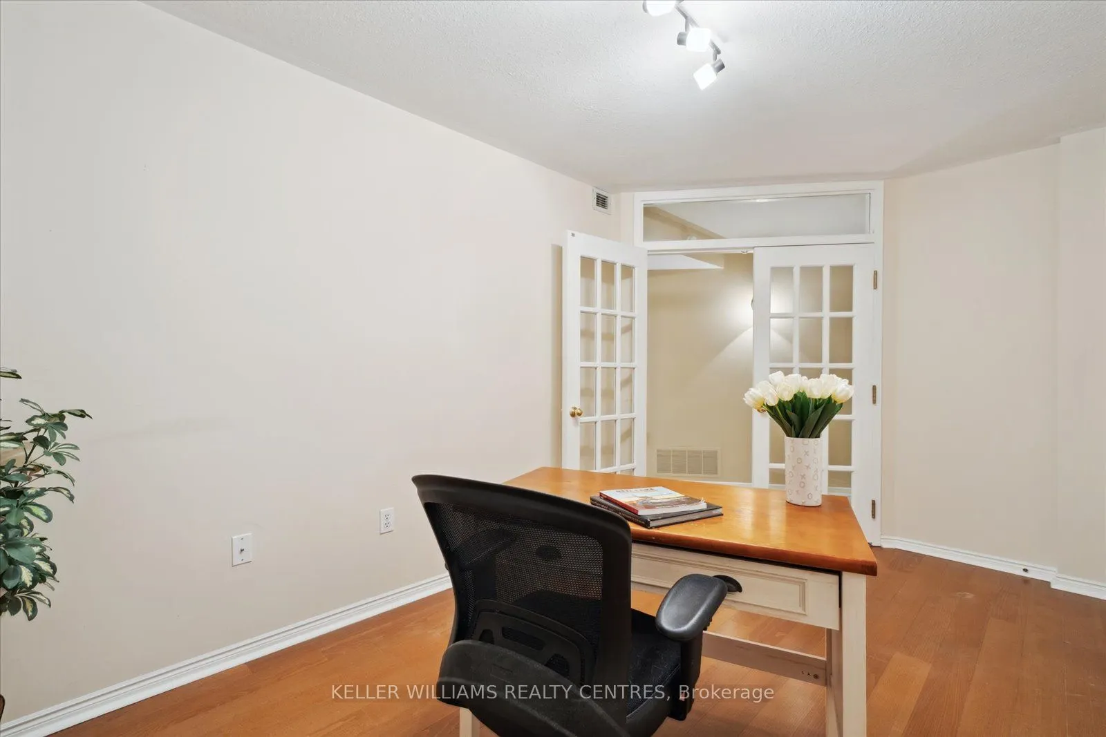 85 Wellington Street W, #203