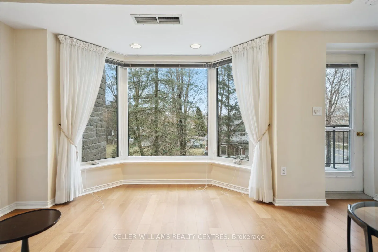 85 Wellington Street W, #203