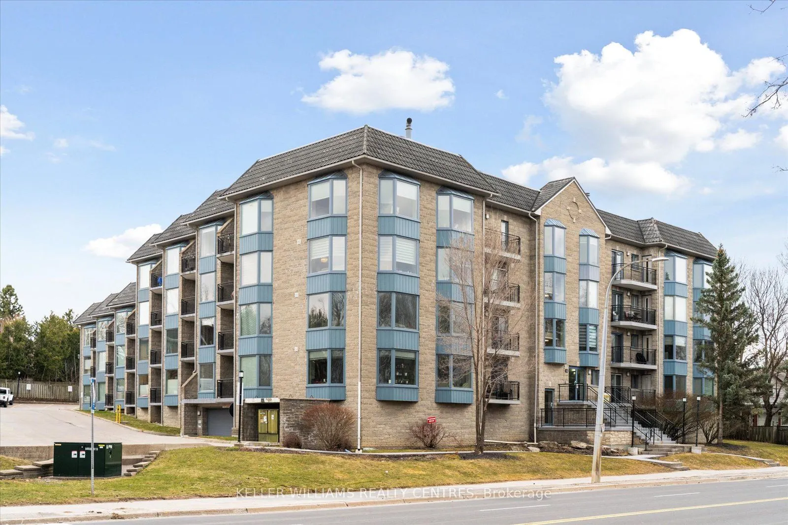 85 Wellington Street W, #203