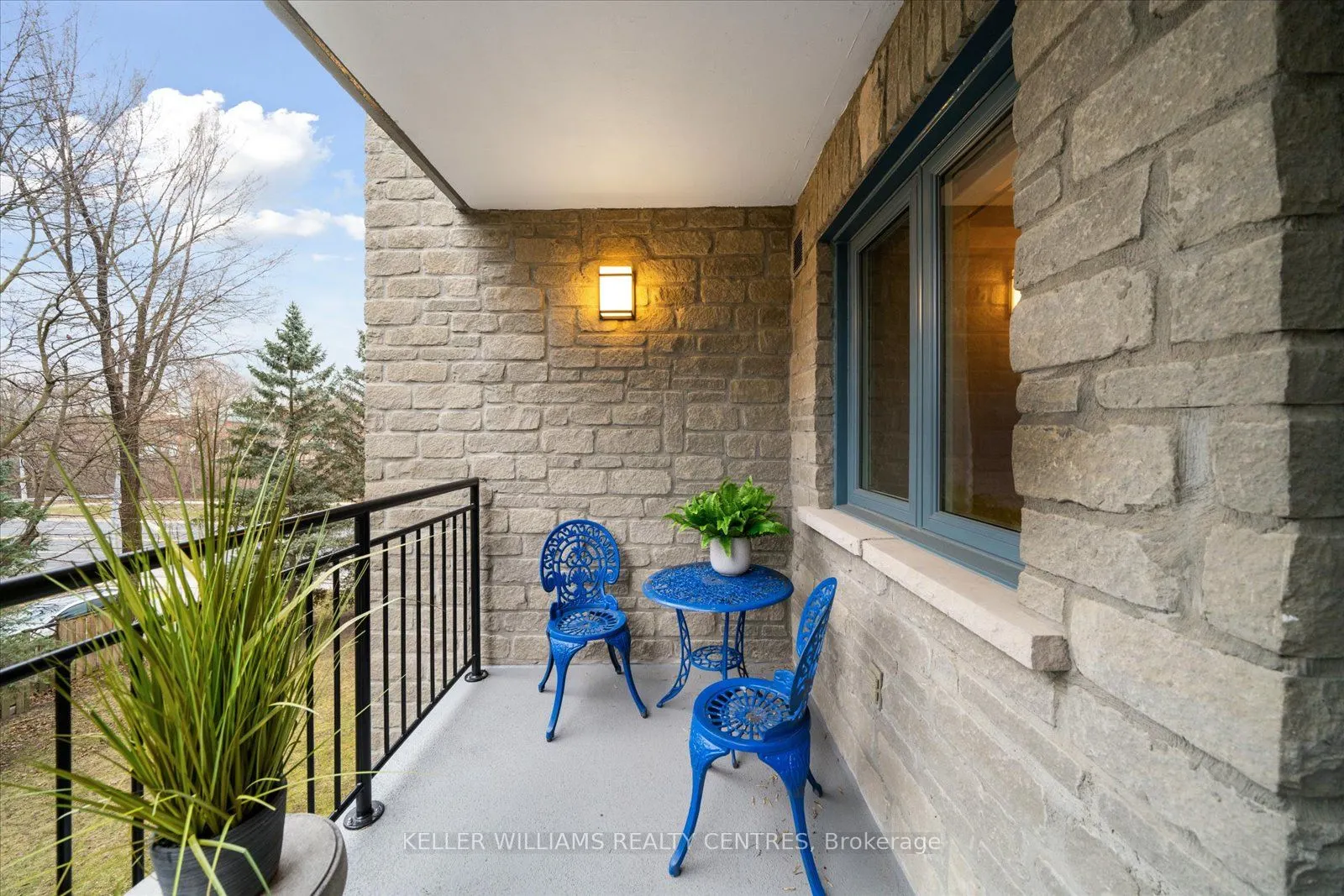 85 Wellington Street W, #203