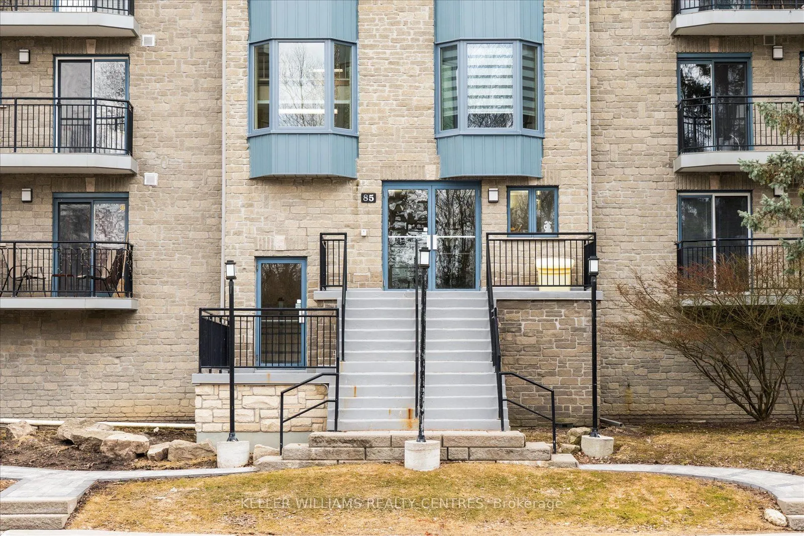 85 Wellington Street W, #203