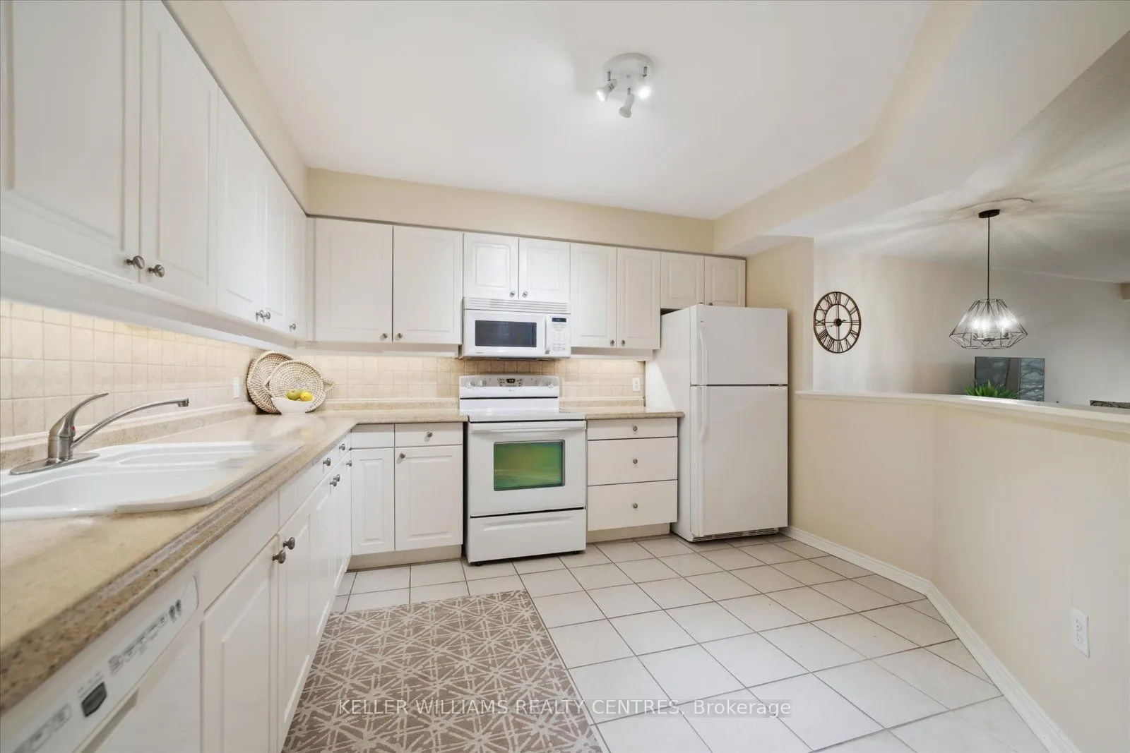 85 Wellington Street W, #203