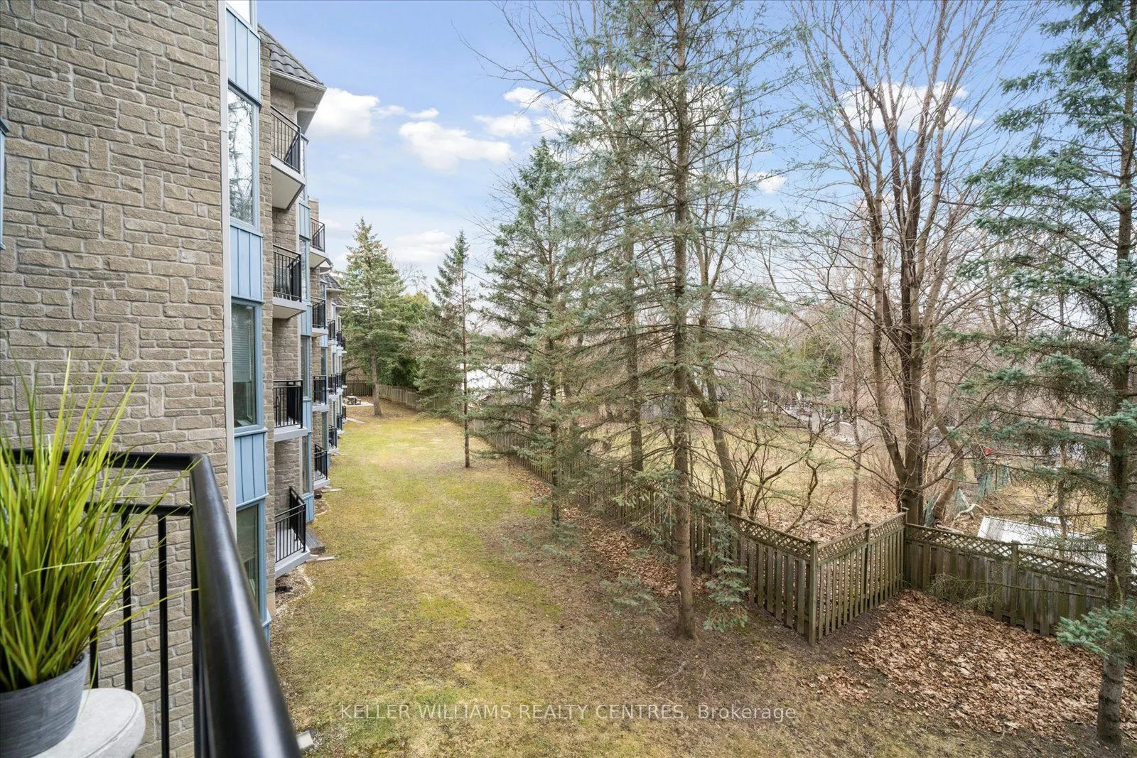 85 Wellington Street W, #203