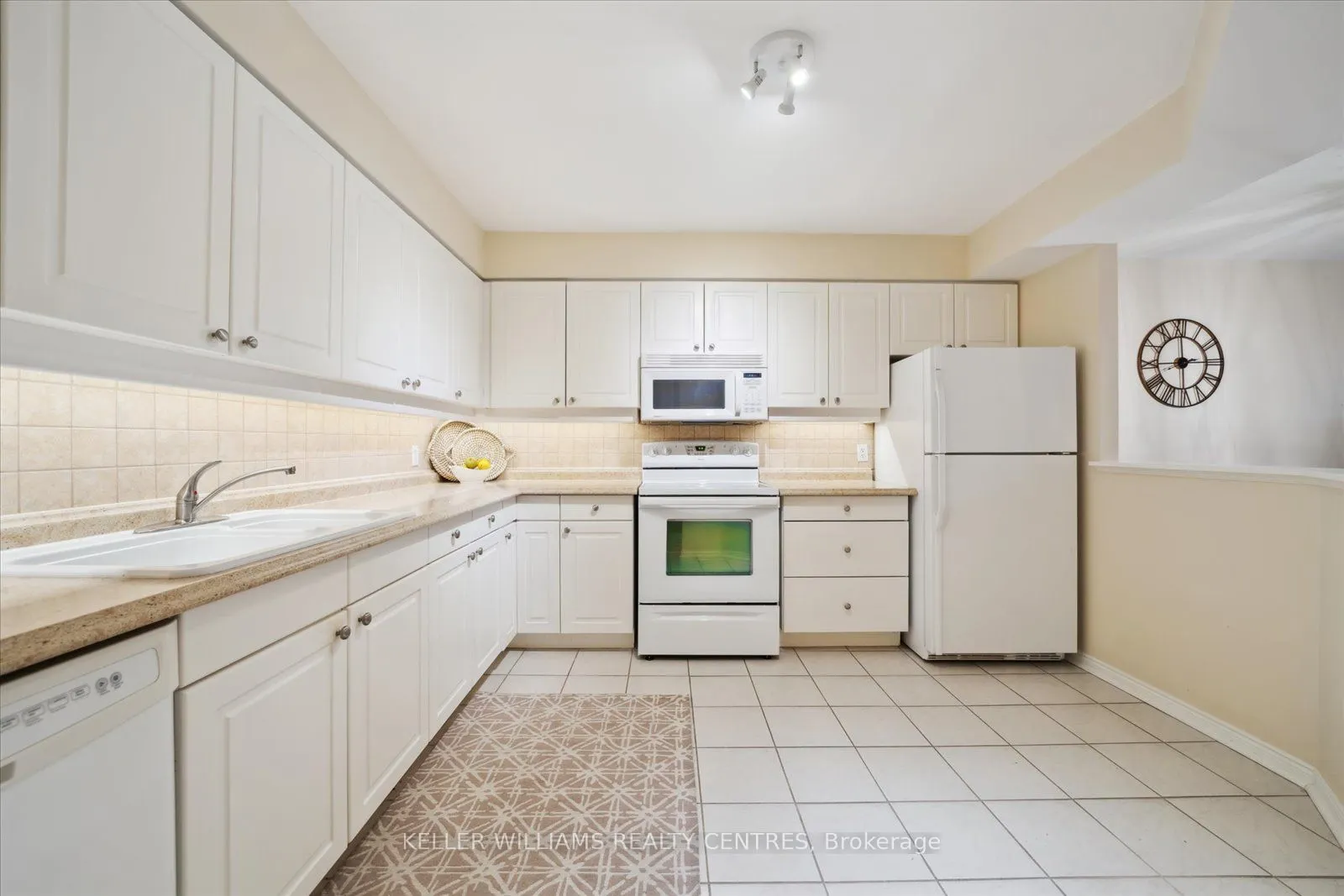 85 Wellington Street W, #203