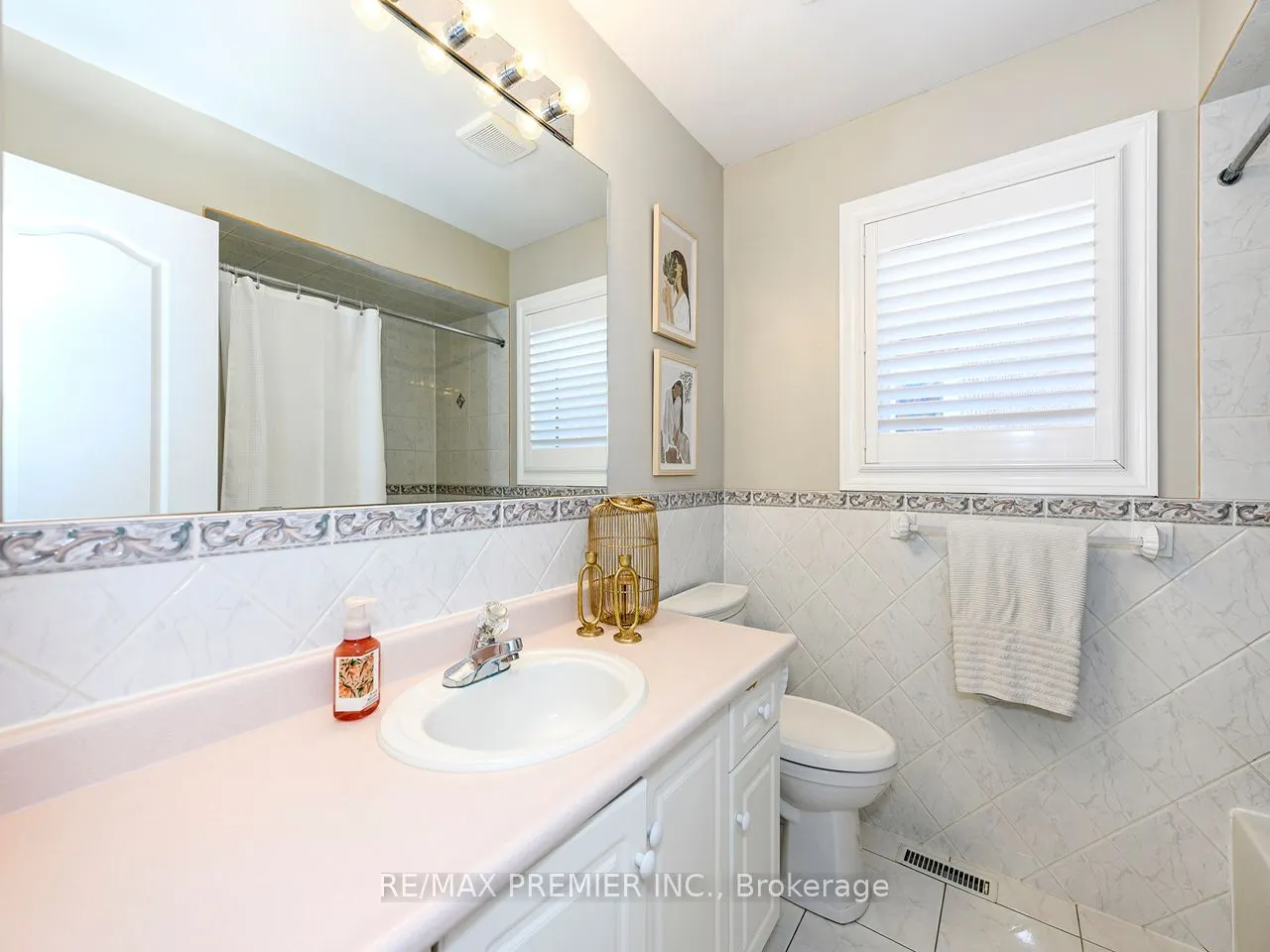 284 Avro Road