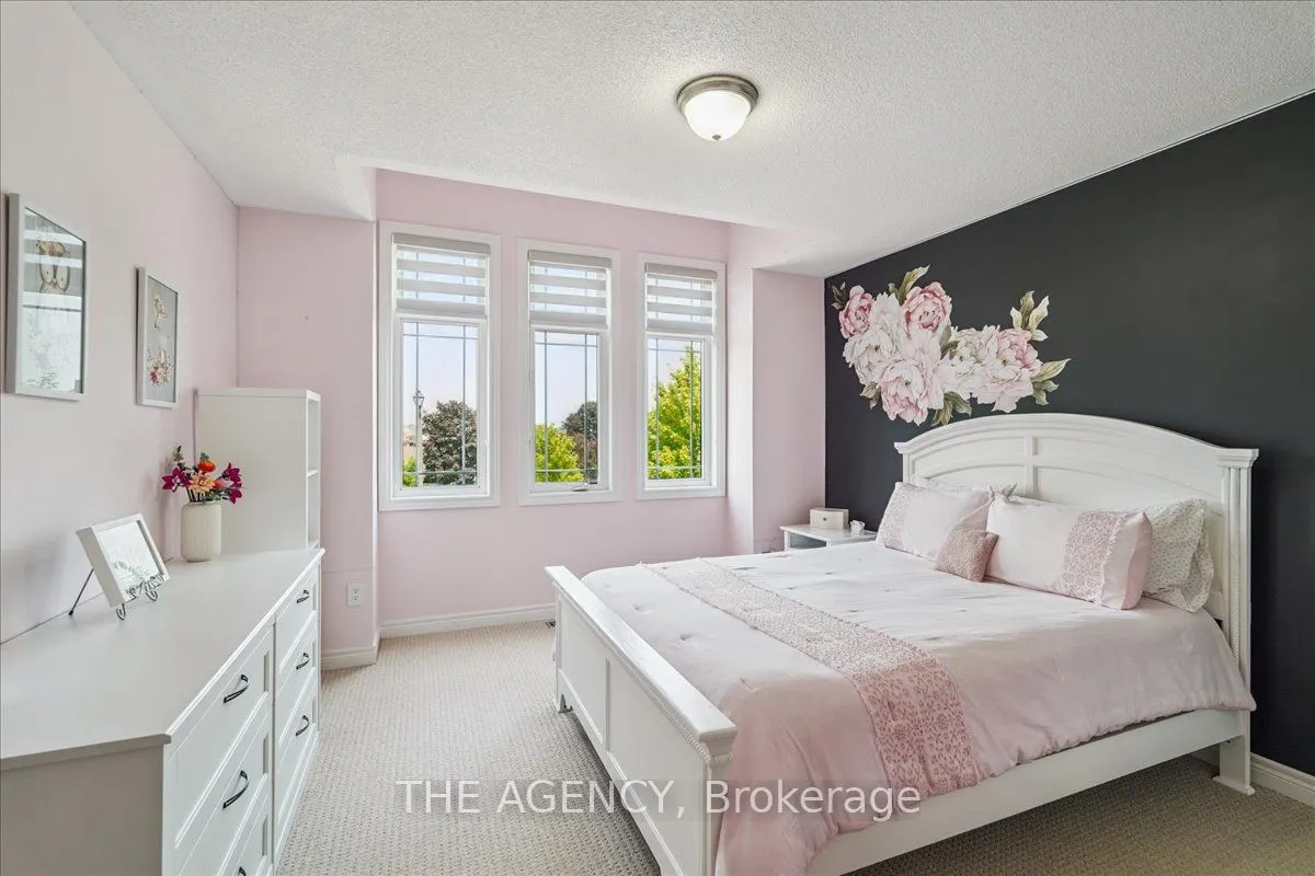 77 Sharpe Crescent