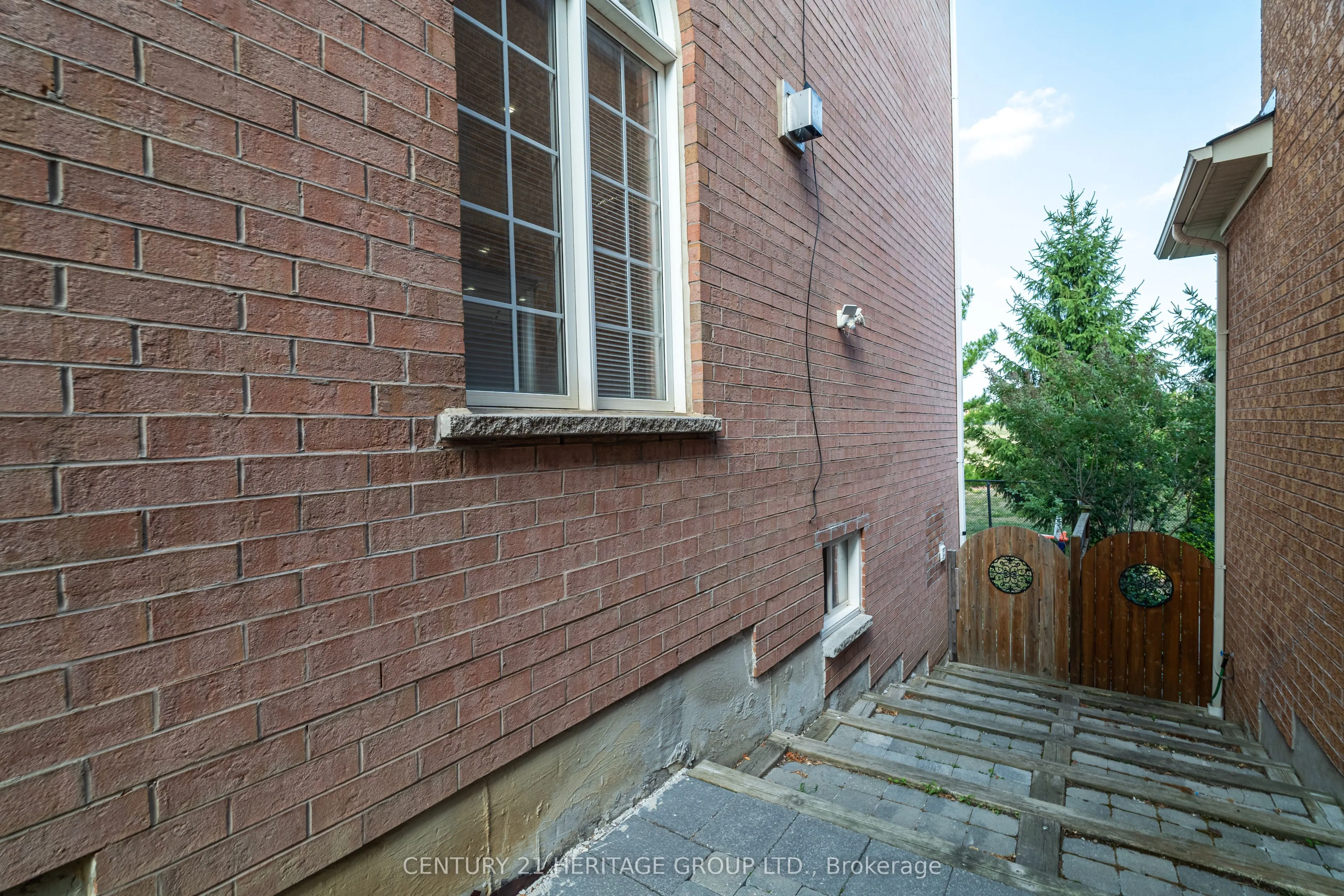 211 Kayla Crescent