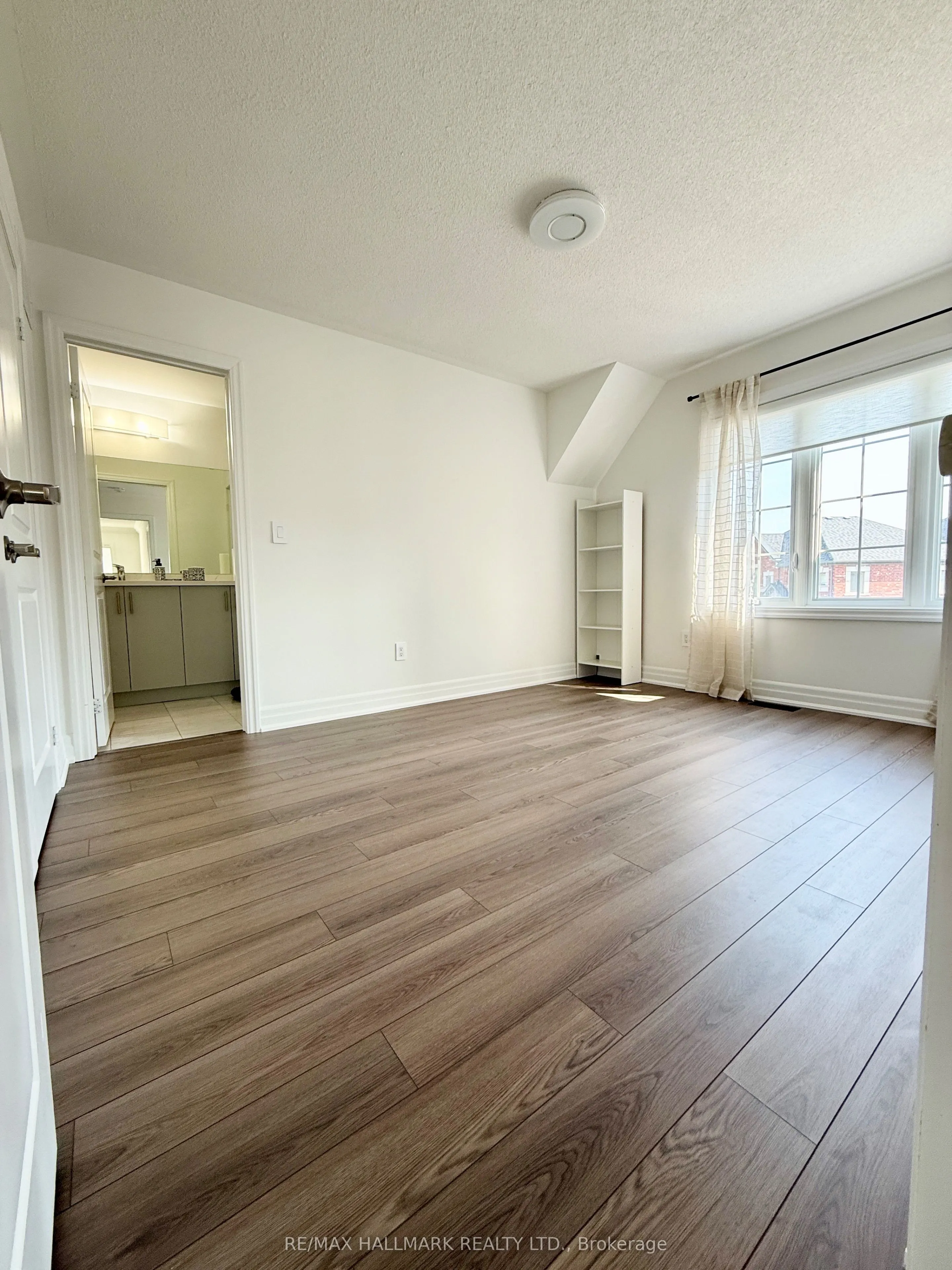 20 Prairie Grass Crescent