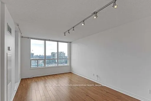 60 Disera Drive, #905
