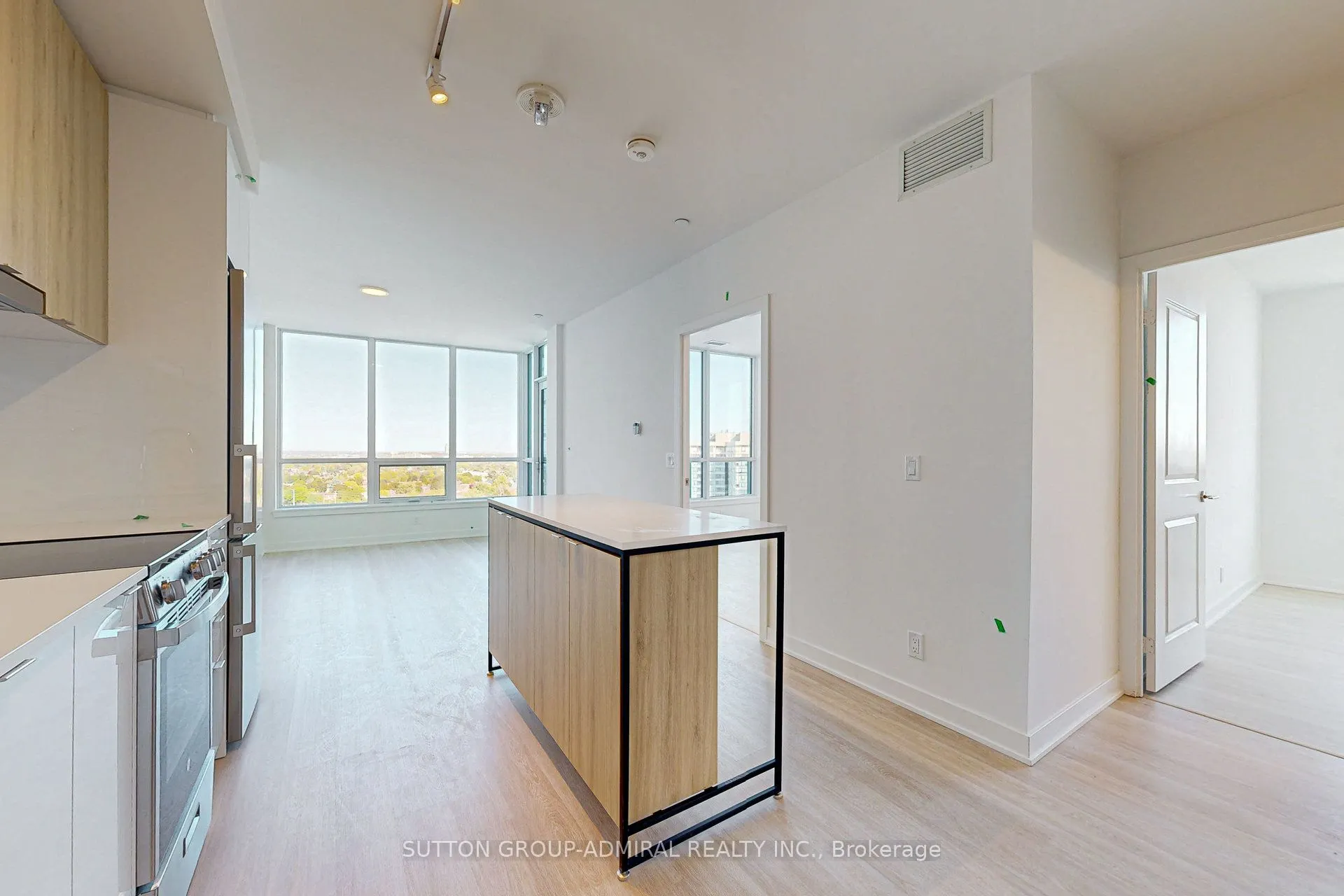 30 Upper Mall Way, #1210