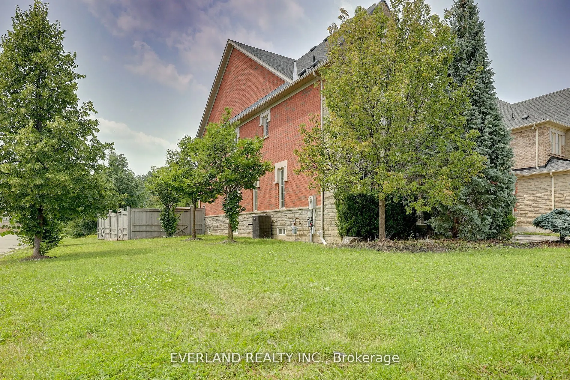 138 Lady Fenyrose Avenue