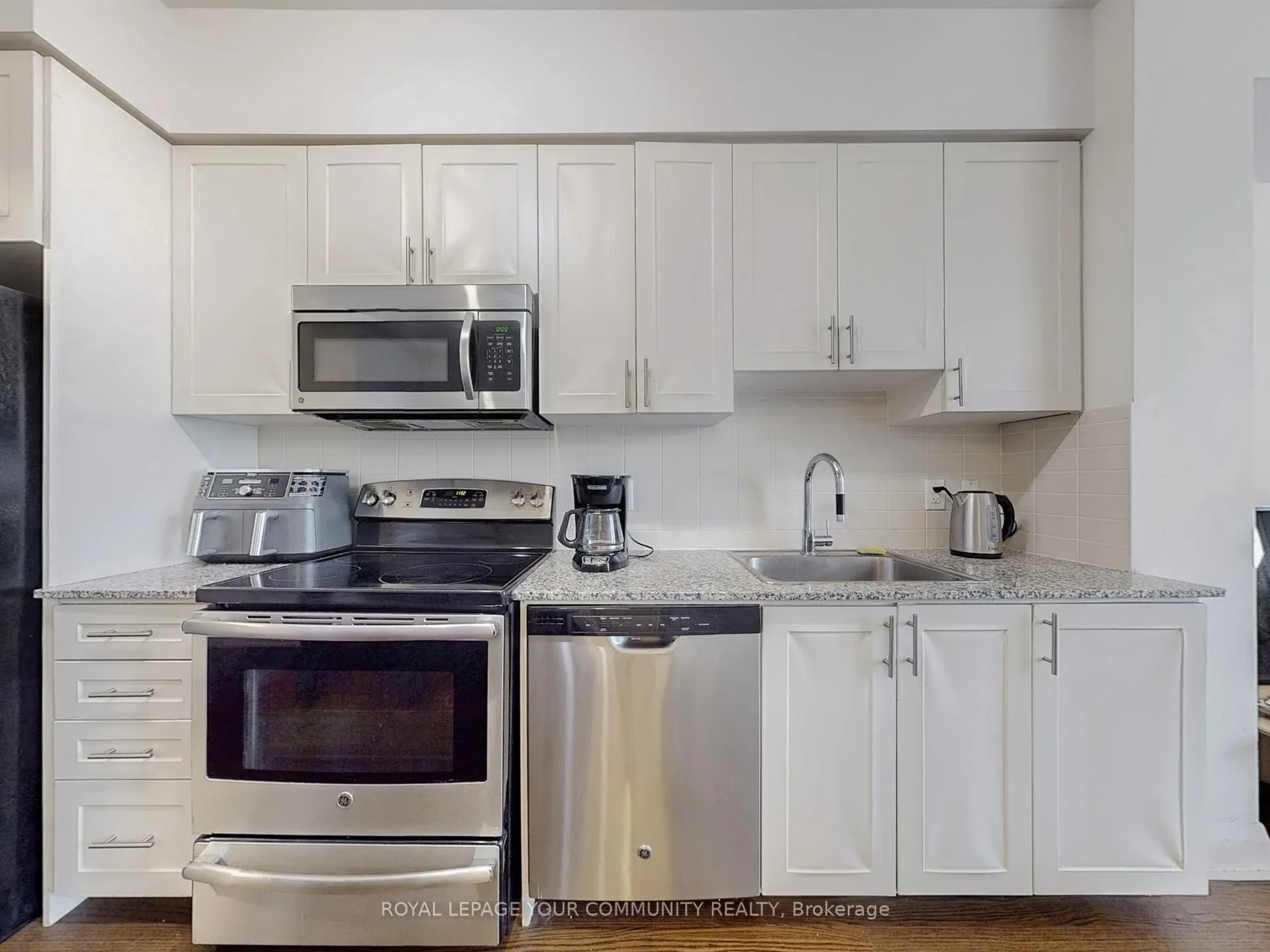 7161 Yonge Street, #522