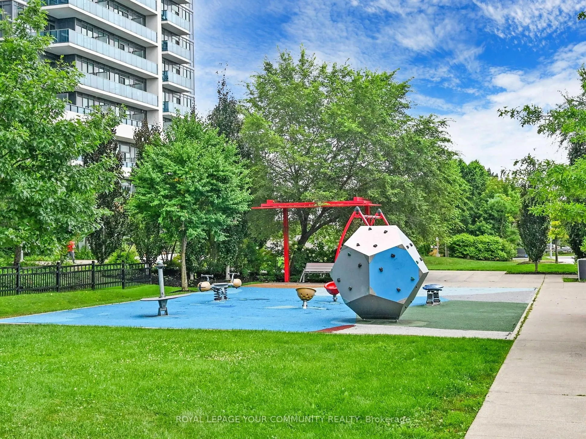 7161 Yonge Street, #522