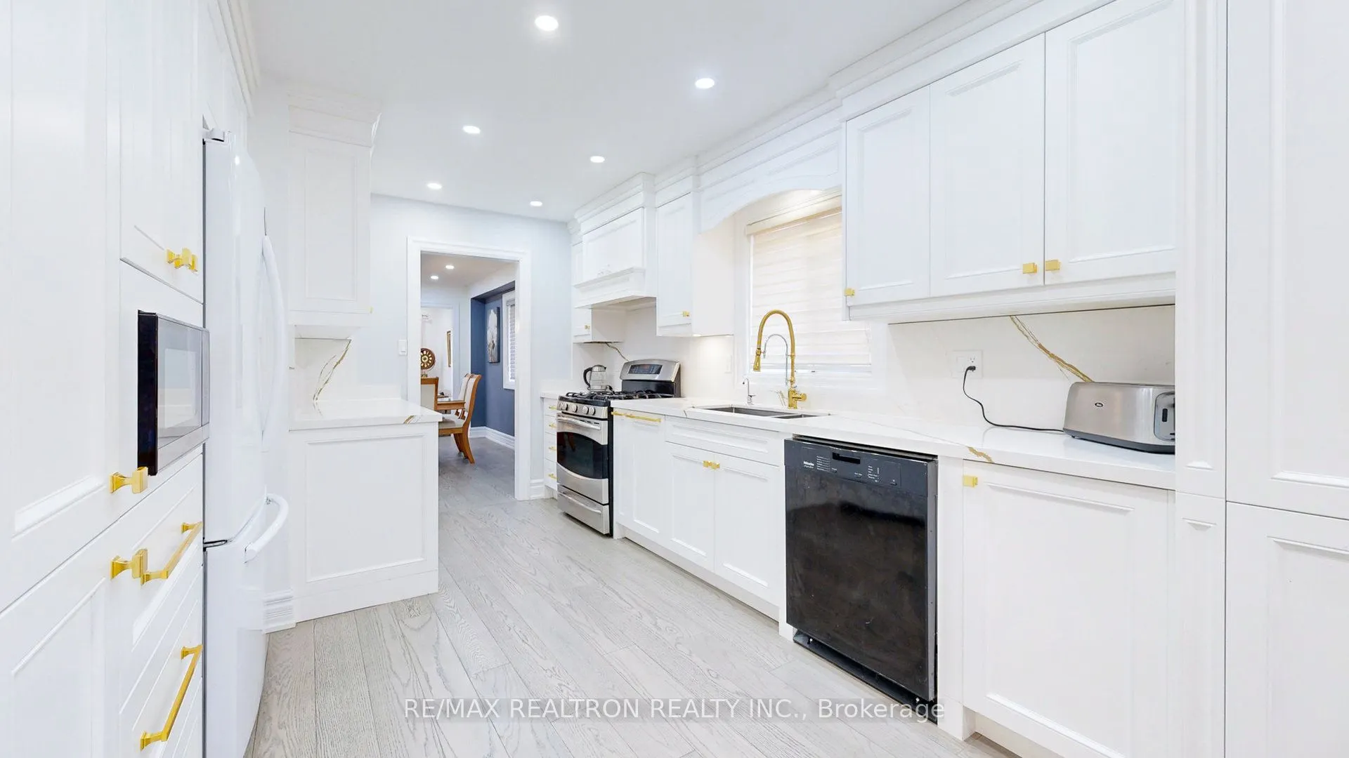 160 Carlyle Crescent