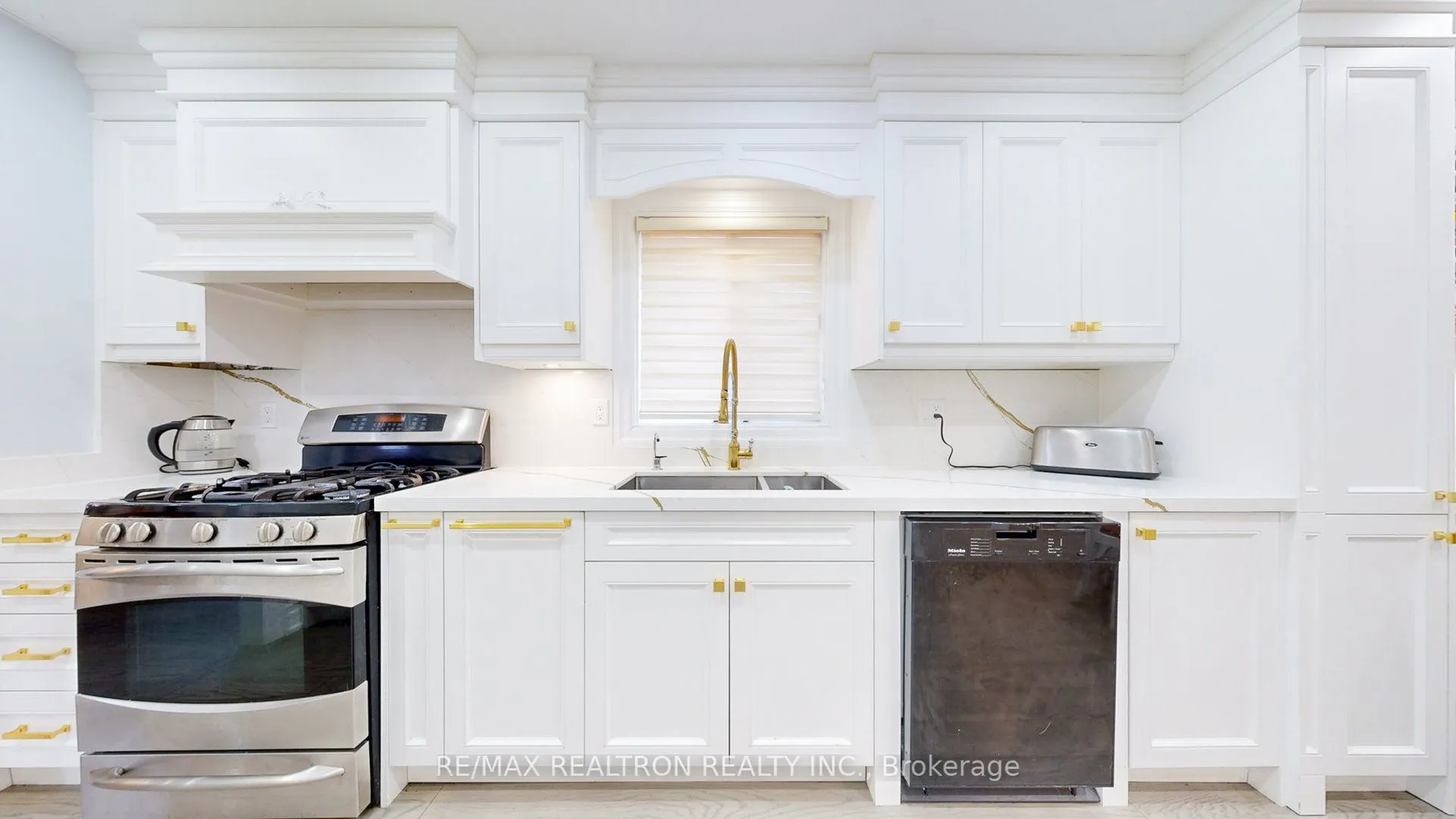 160 Carlyle Crescent